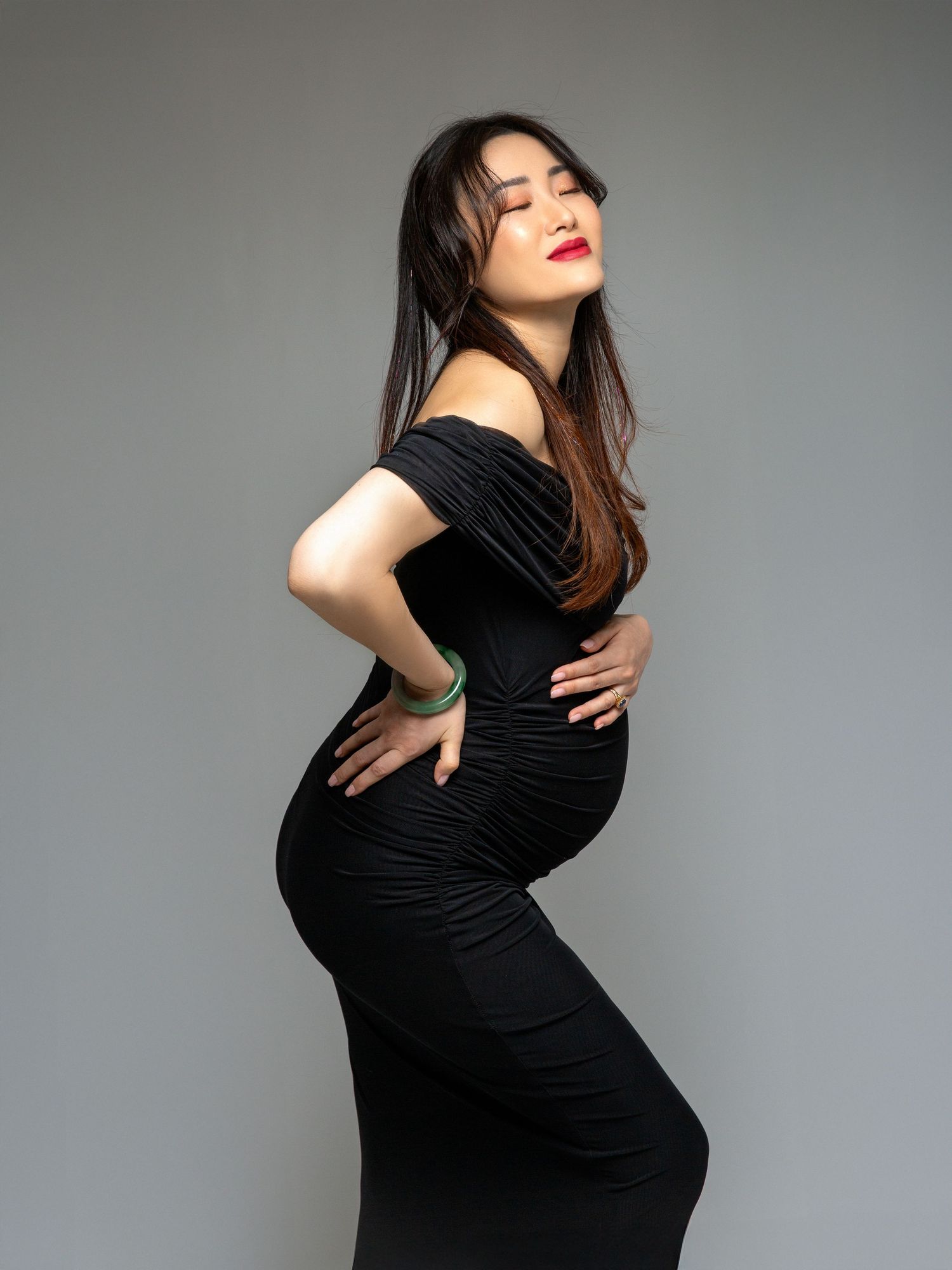 Maternity photography session in studio with professional light shaping