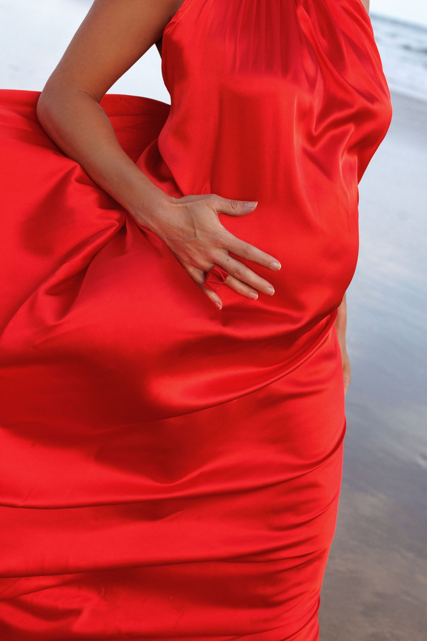 Lifestyle maternity photoshoot on the beach with natural light