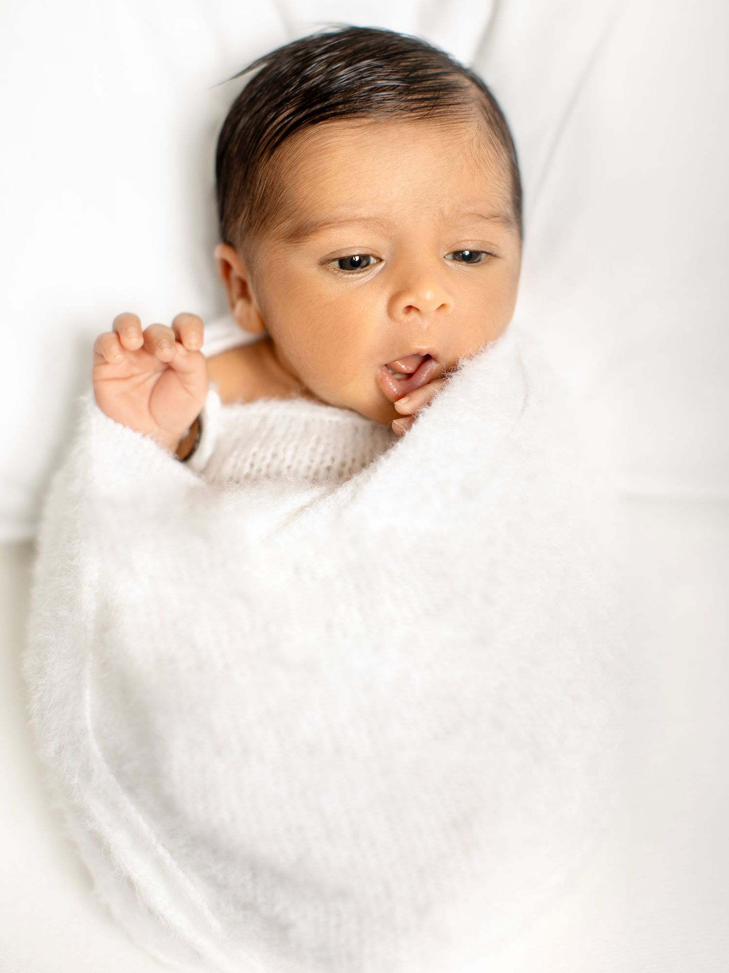 Natural newborn photography with a relaxed, cosy feel