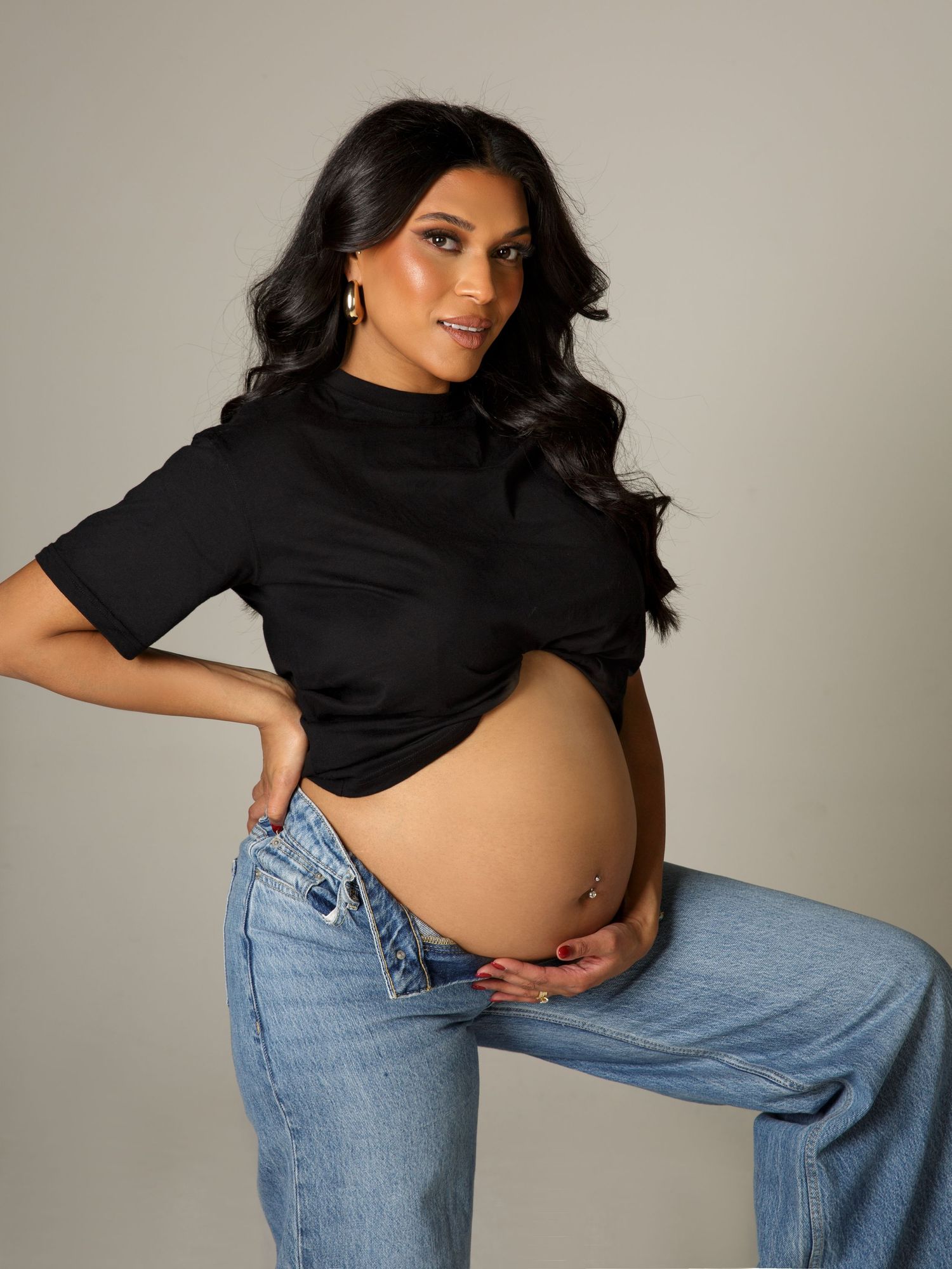 Natural maternity photoshoot highlighting the beauty of pregnancy