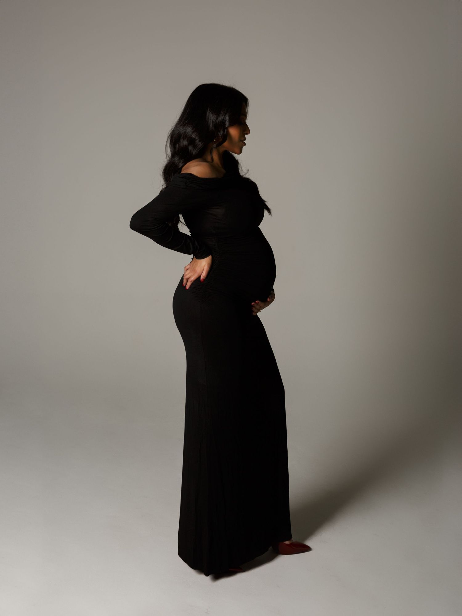 Studio pregnancy photography with soft shadows and studio light