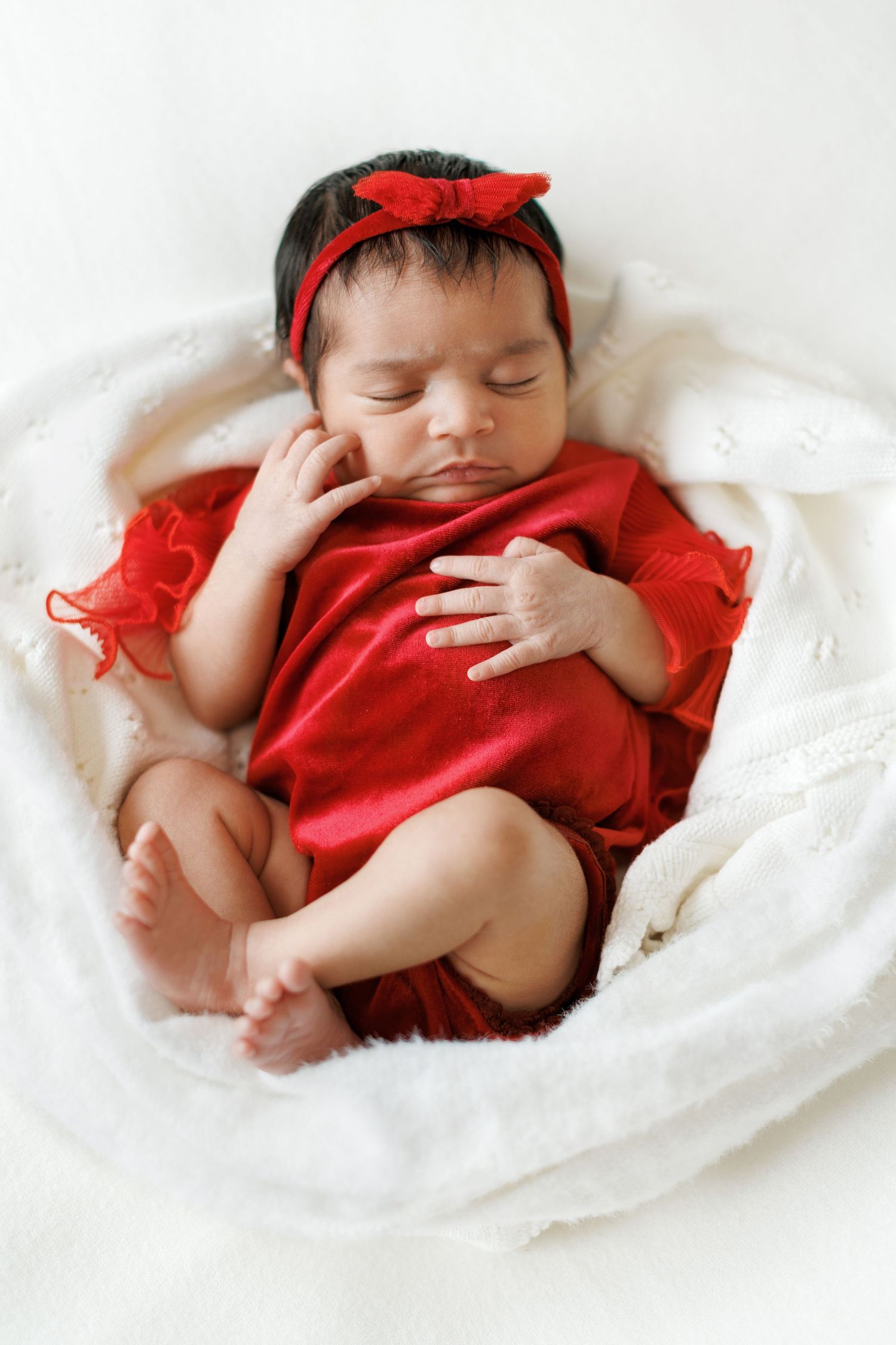 Gentle newborn photography session with natural light
