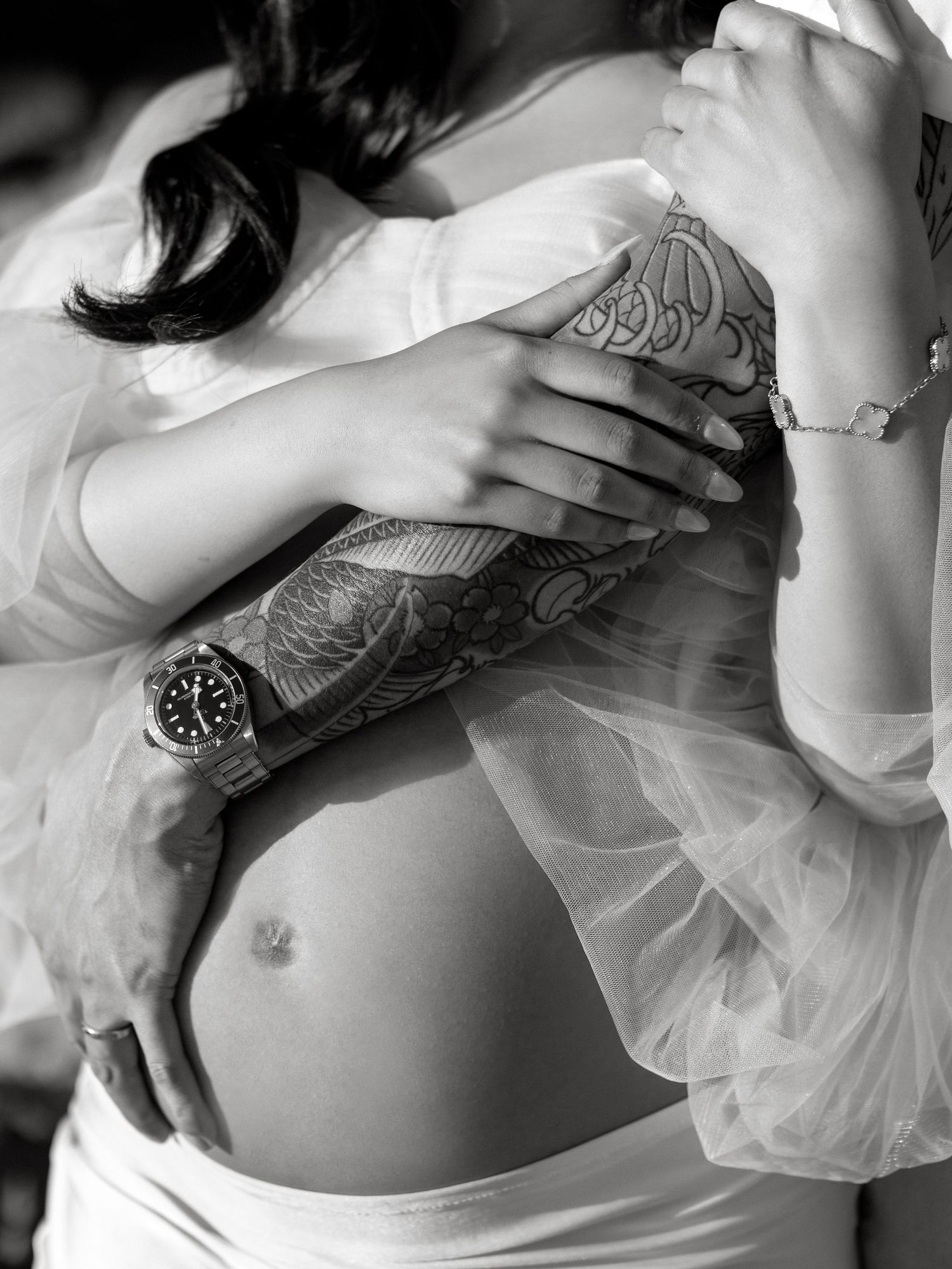 Pregnancy photography session with gentle light and texture