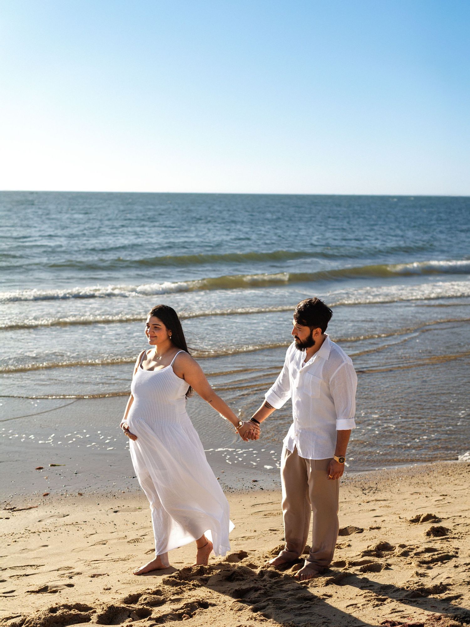 Romantic maternity photoshoot on the beach in Melbourne