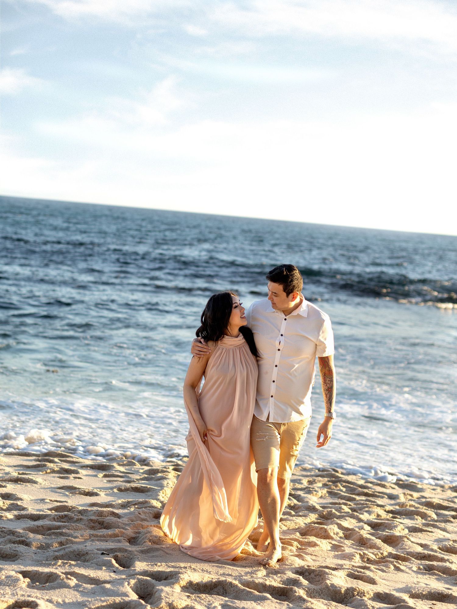 Natural maternity photoshoot focused on simplicity and elegance