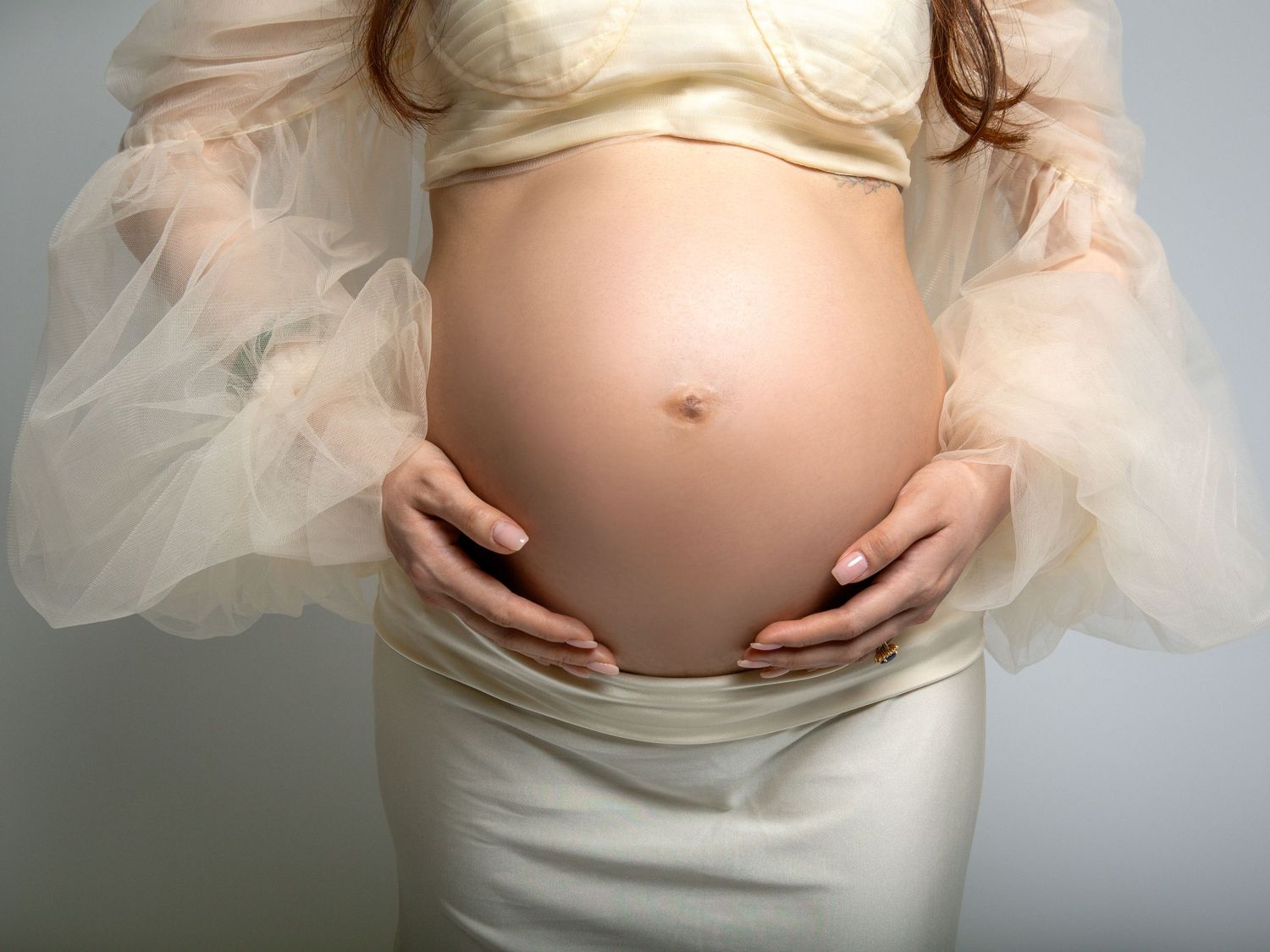 Natural maternity photography in studio with soft textures