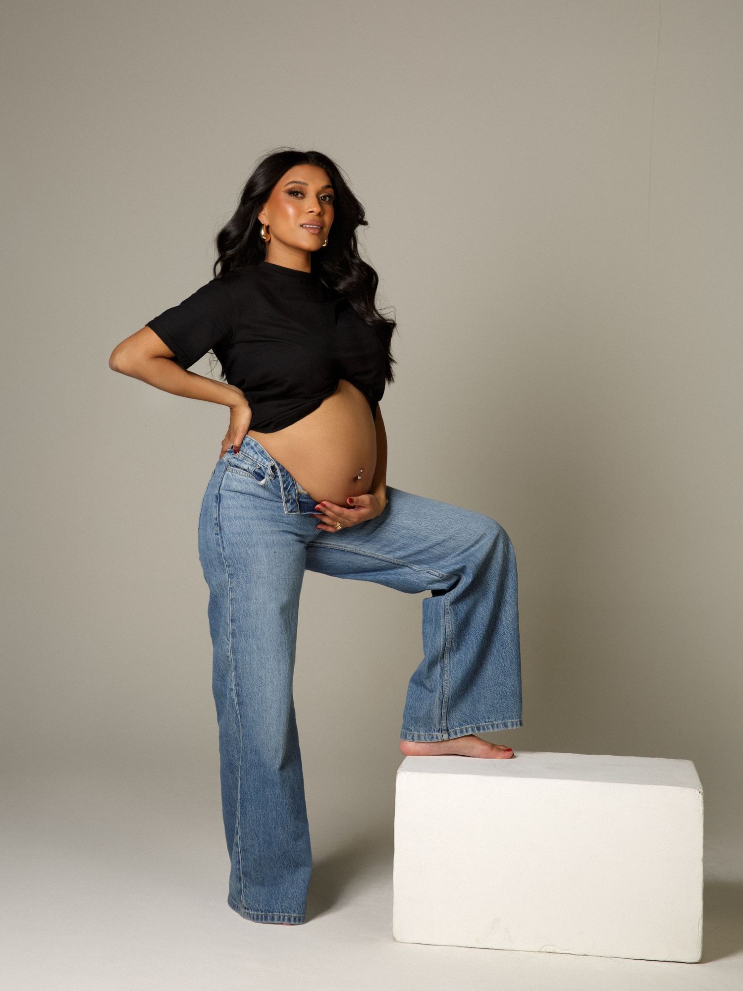 Pregnancy photography portrait with soft light and gentle posing