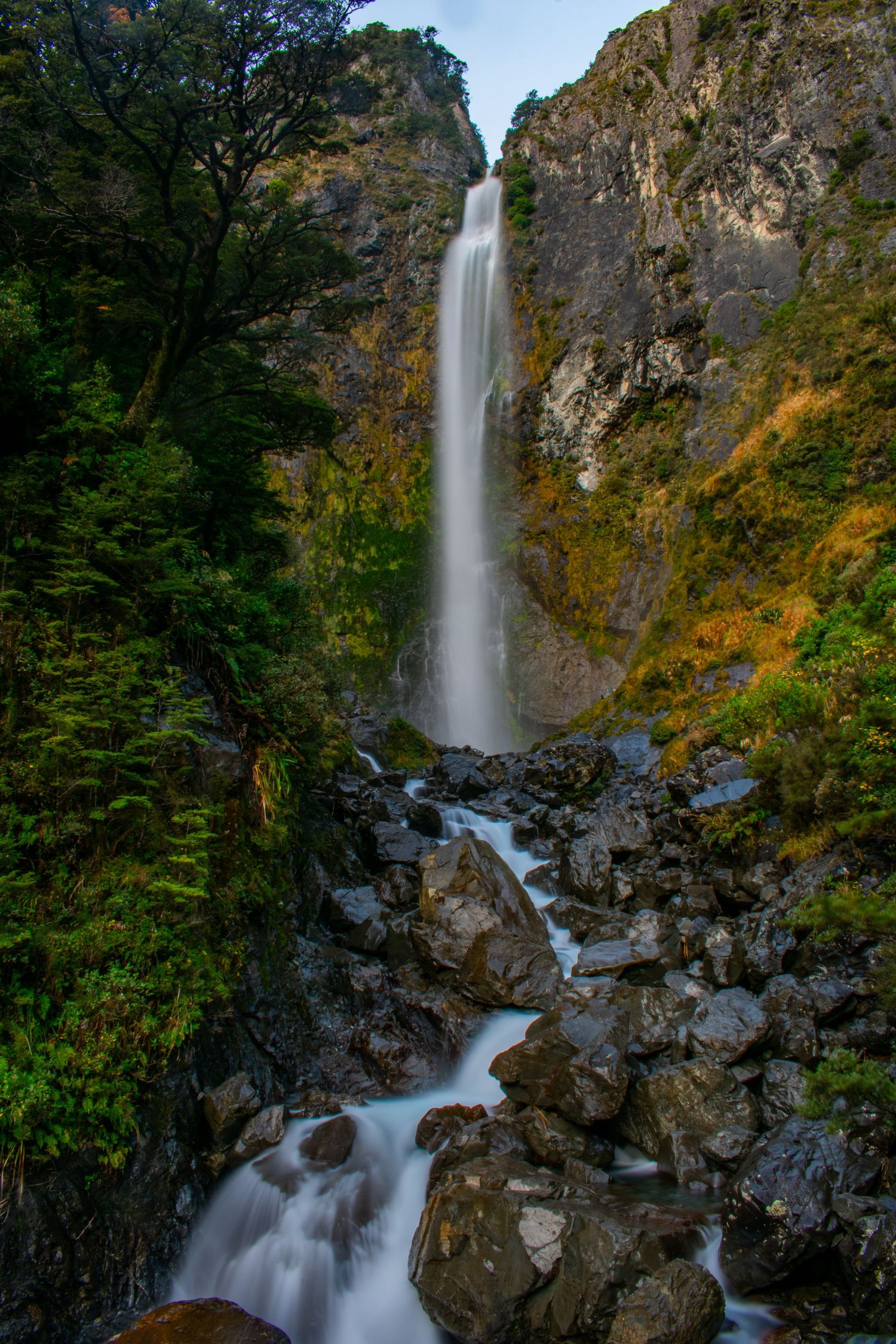 waterfall scene at devils punchbowl