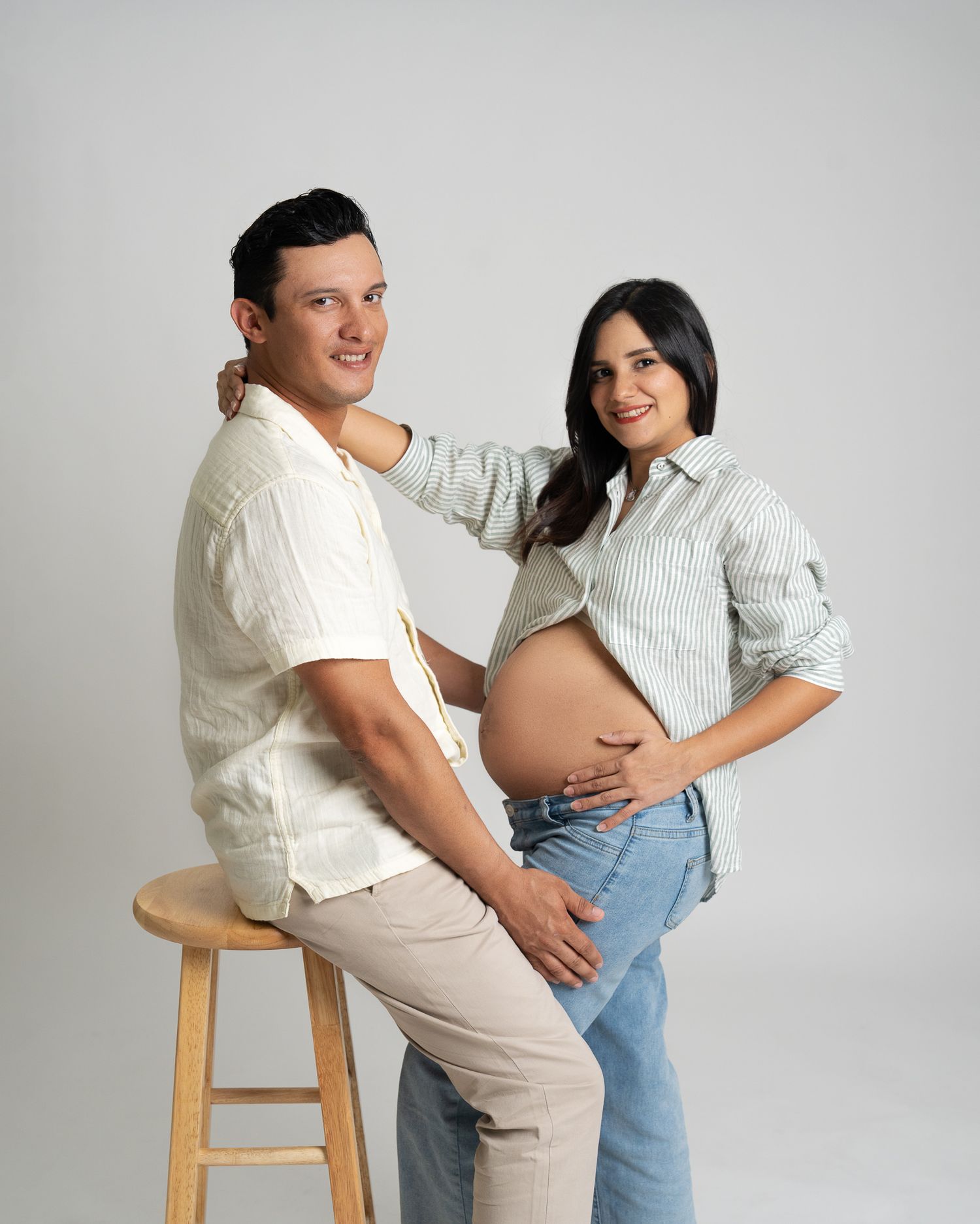 Sesión profesional de fotos de embarazo en estudio en Orlando.
Professional maternity studio photography in Orlando, FL.