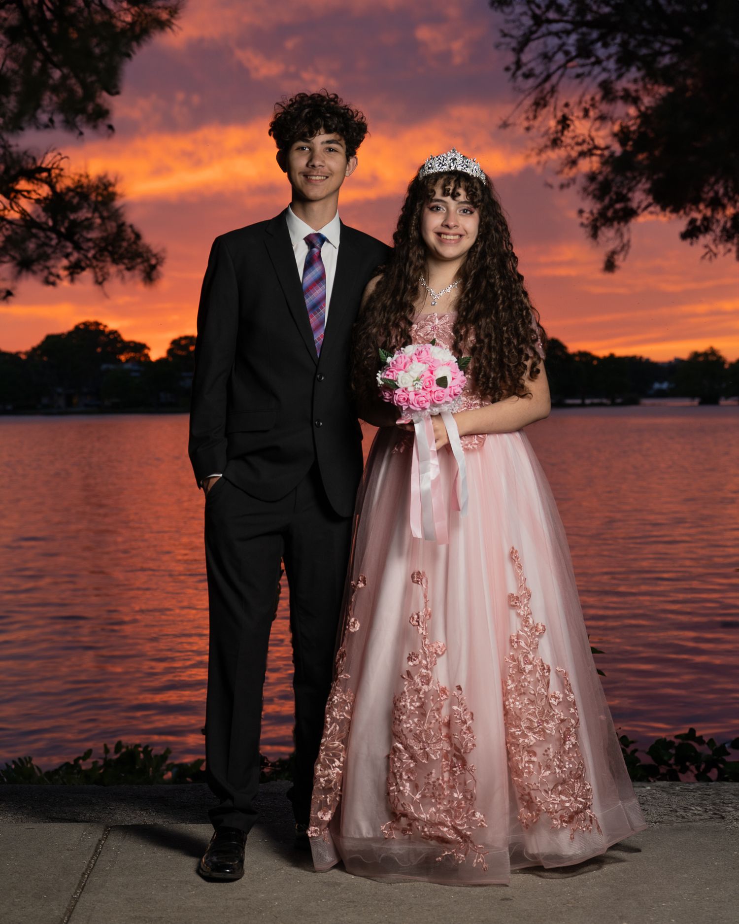 Fotografía de quinceañera en vestido elegante estilo princesa / Quinceañera photography in elegant princess dress