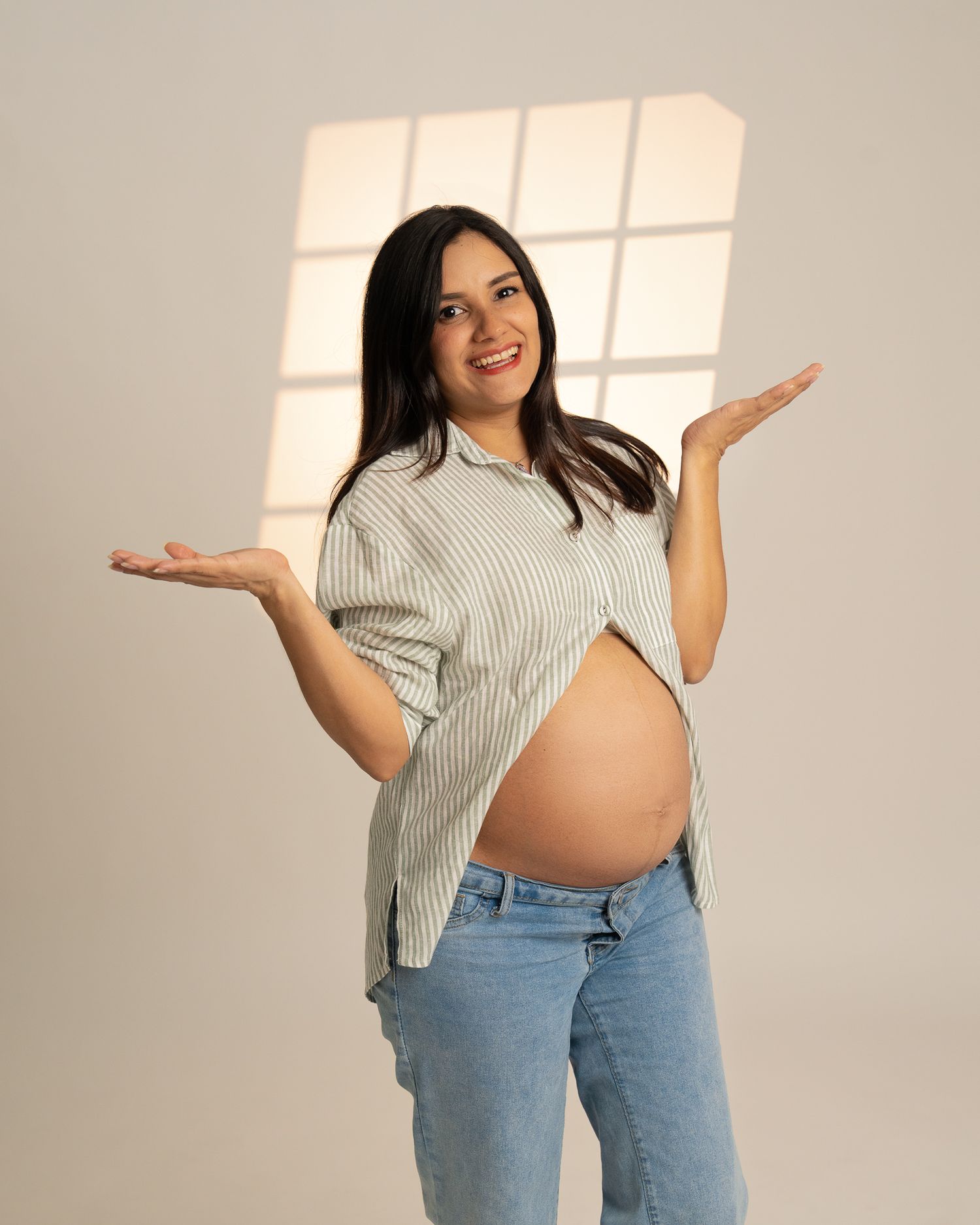 Sesión profesional de fotos de embarazo en estudio en Orlando.
Professional maternity studio photography in Orlando, FL.