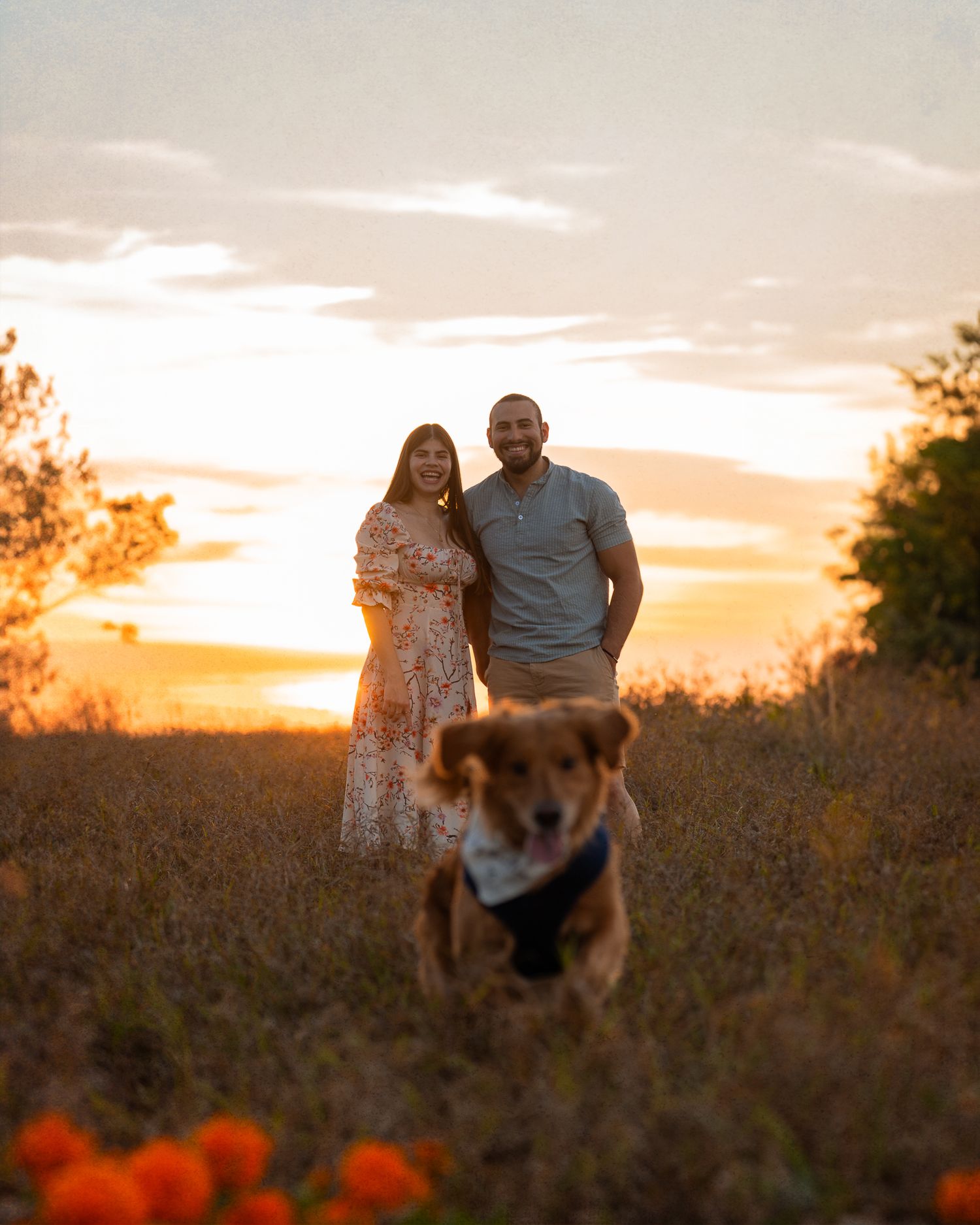 Sesión de fotos romántica de pareja al atardecer en Orlando.

English: Romantic couple photoshoot at sunset in Orlando.