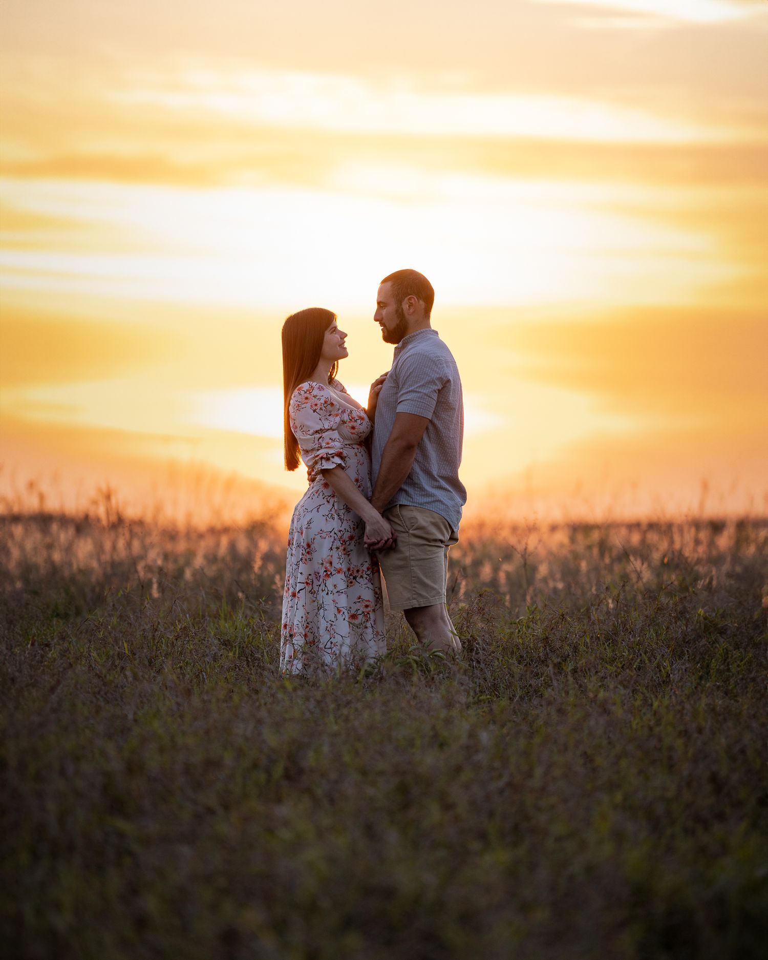 Sesión de fotos romántica de pareja al atardecer en Orlando.

English: Romantic couple photoshoot at sunset in Orlando.