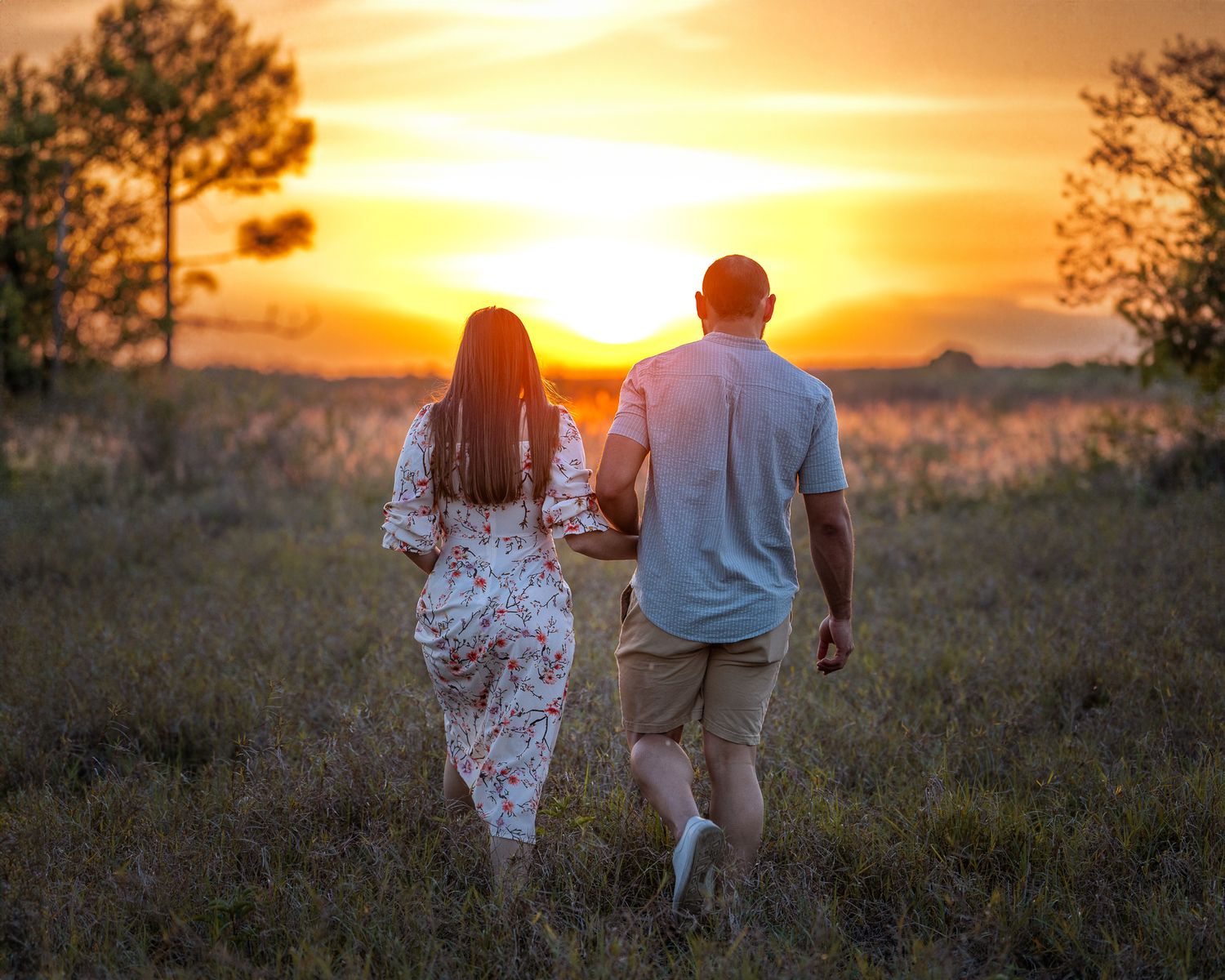 Sesión de fotos romántica de pareja al atardecer en Orlando.

English: Romantic couple photoshoot at sunset in Orlando.