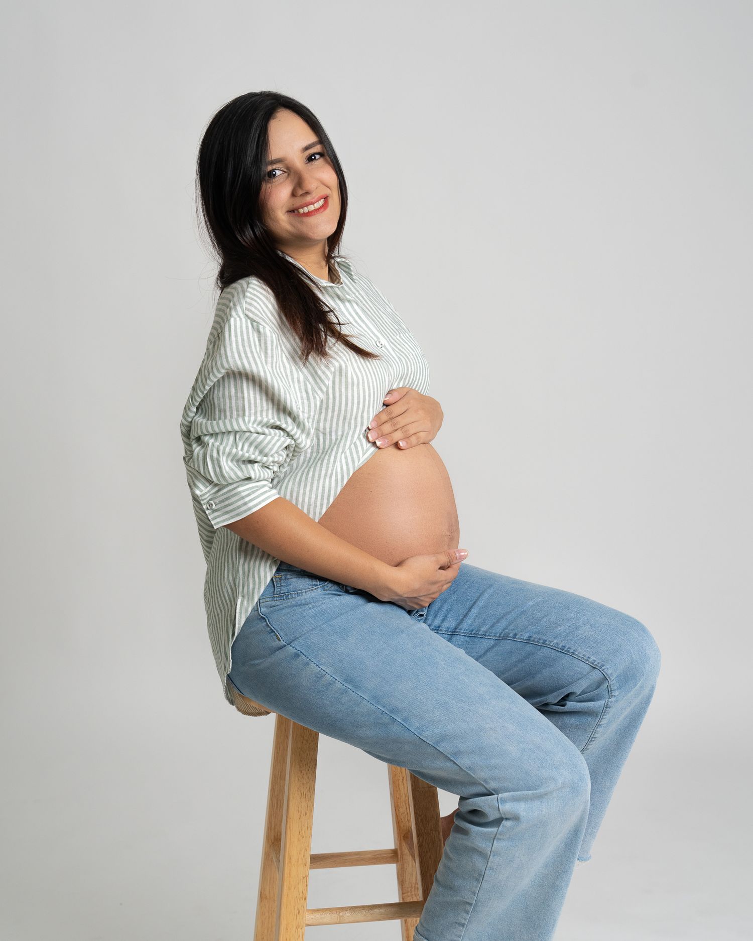 Sesión profesional de fotos de embarazo en estudio en Orlando.
Professional maternity studio photography in Orlando, FL.