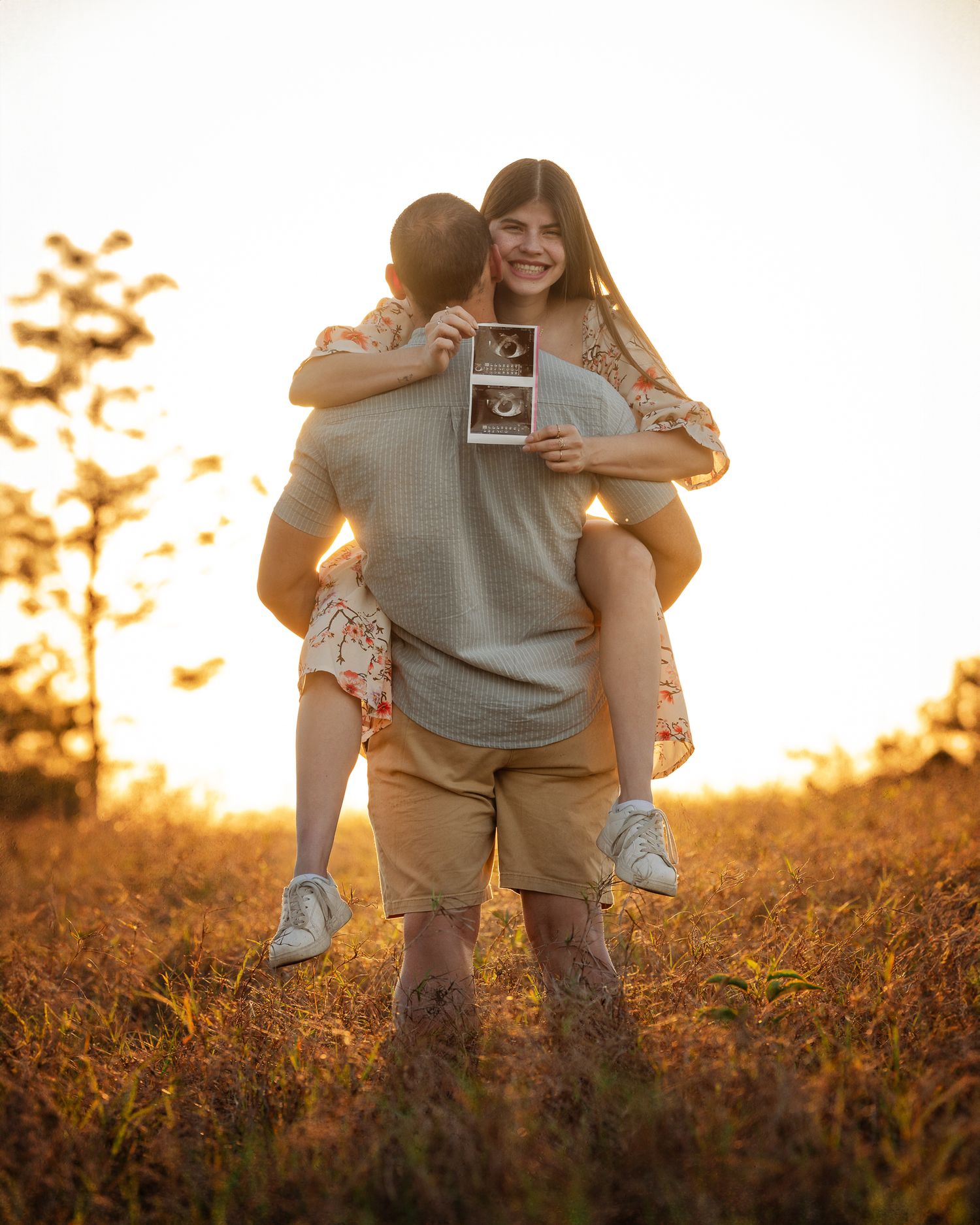 Sesión de fotos romántica de pareja al atardecer en Orlando.

English: Romantic couple photoshoot at sunset in Orlando.