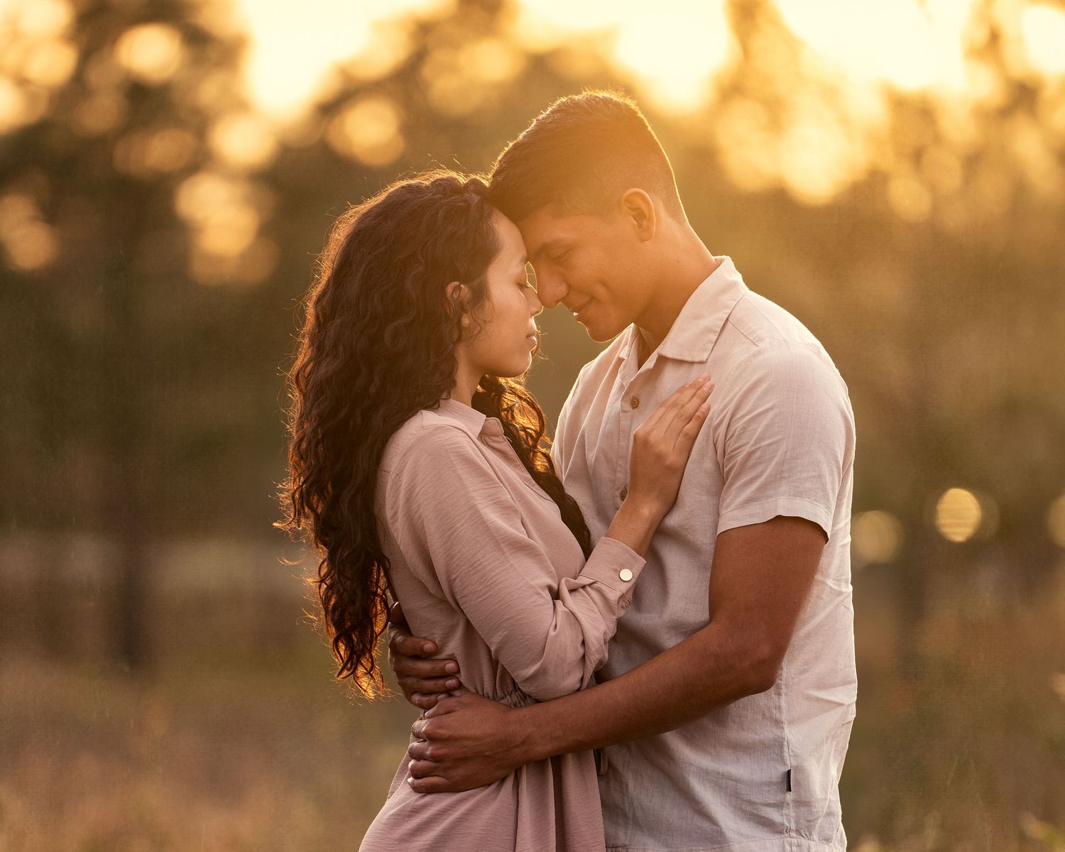 Sesión de fotos romántica de pareja al atardecer en Orlando.

English: Romantic couple photoshoot at sunset in Orlando.