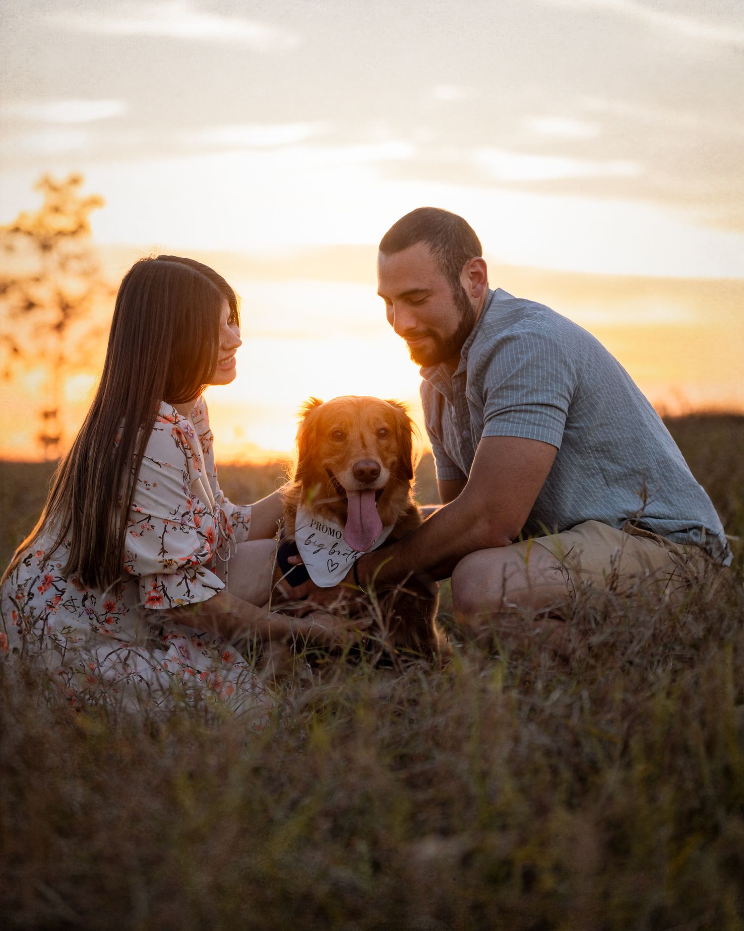 Sesión de fotos romántica de pareja al atardecer en Orlando.

English: Romantic couple photoshoot at sunset in Orlando.