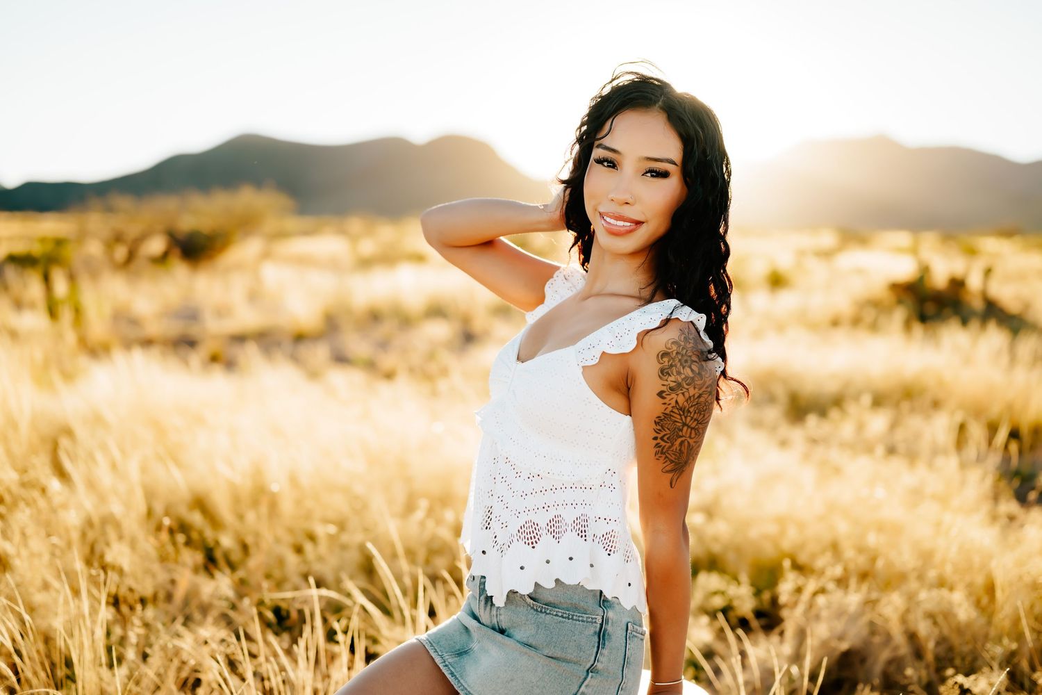 Tucson senior photographer golden hour desert senior photos with mountains