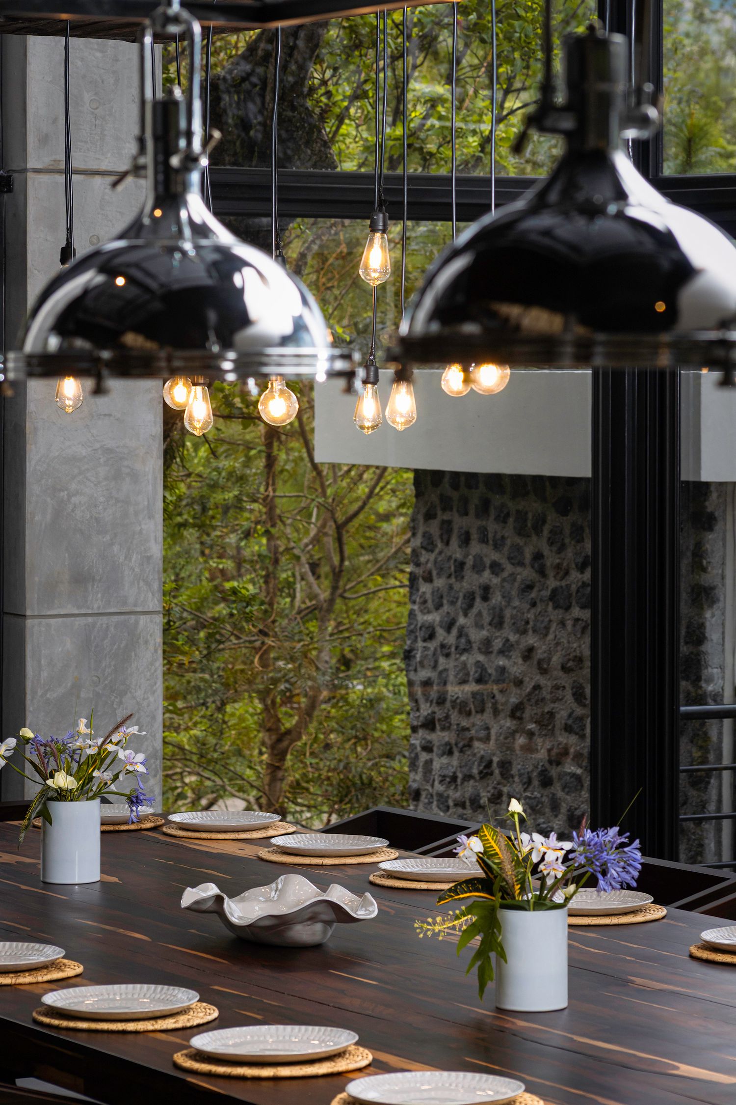 Fotografia de arquitectura. Arquitectura residencial. Fotografia comercial. Experiencia airbnb. Comedor. Lamparas de techo. Acabados.