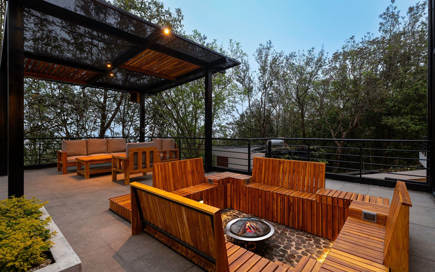Fotografia de arquitectura. Arquitectura residencial. Experiencia airbnb. Fotografia nocturna. Terraza. Fogata. Muebles para exterior.