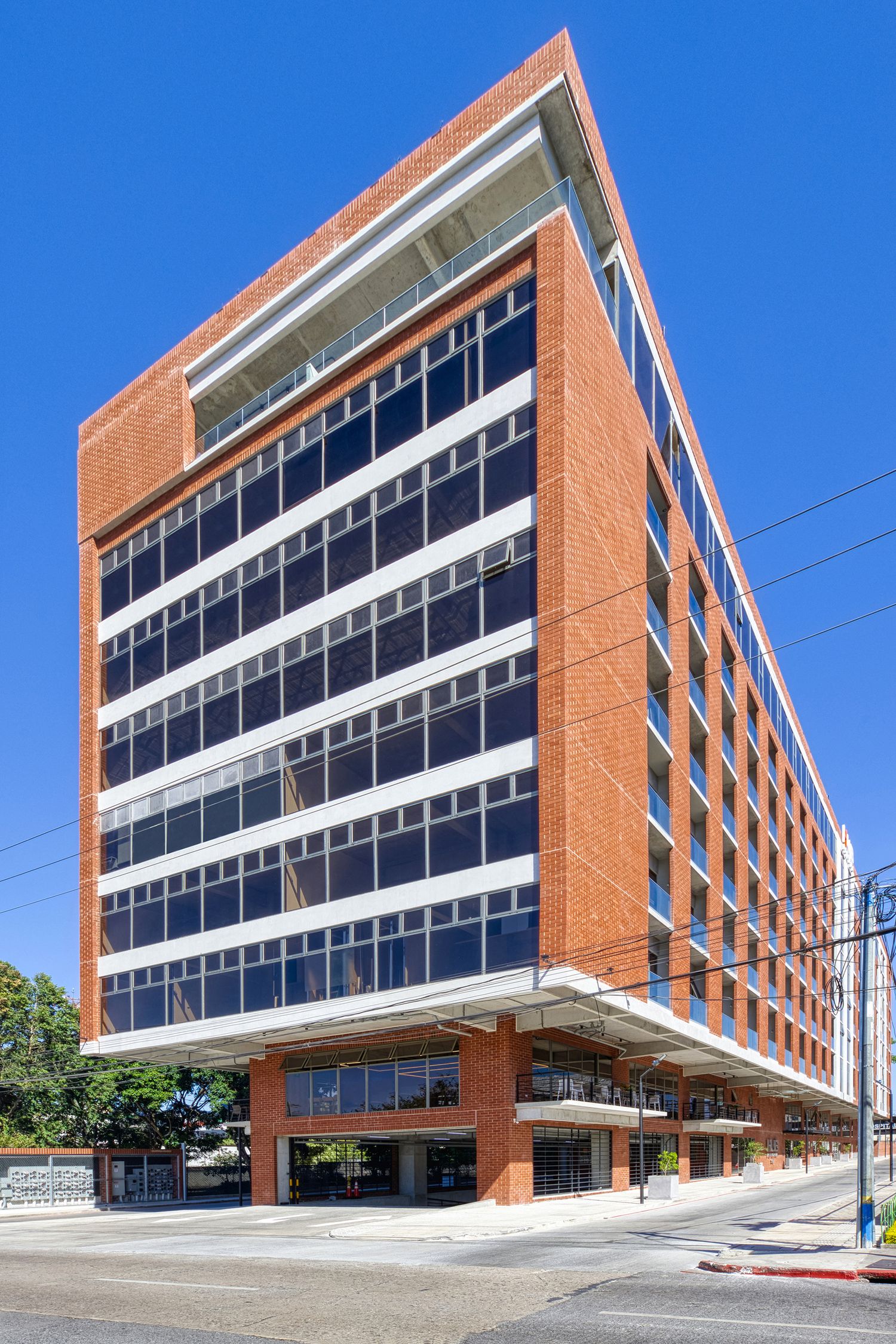 Fotografia de arquitectura en Guatemala. Arquitectura institucional. Fotografia comercial. Edificio. Voladizos. Ladrillo. Balcones. Calle.