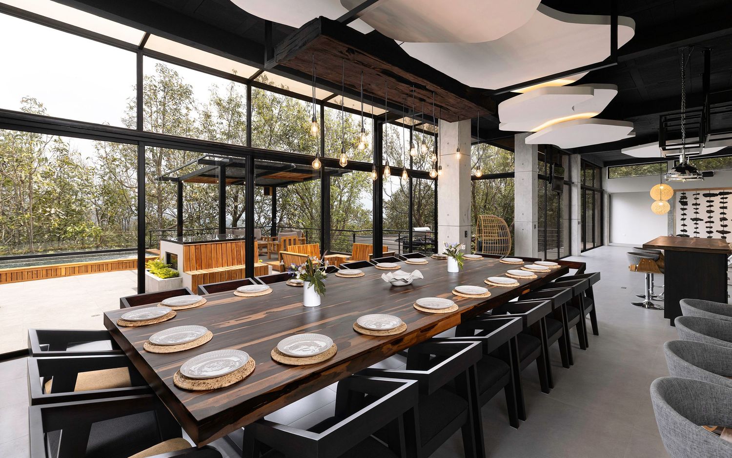 Fotografia de arquitectura. Arquitectura residencial. Fotografia comercial. Experiencia airbnb. Comedor. Muebles de madera. Ventanal.