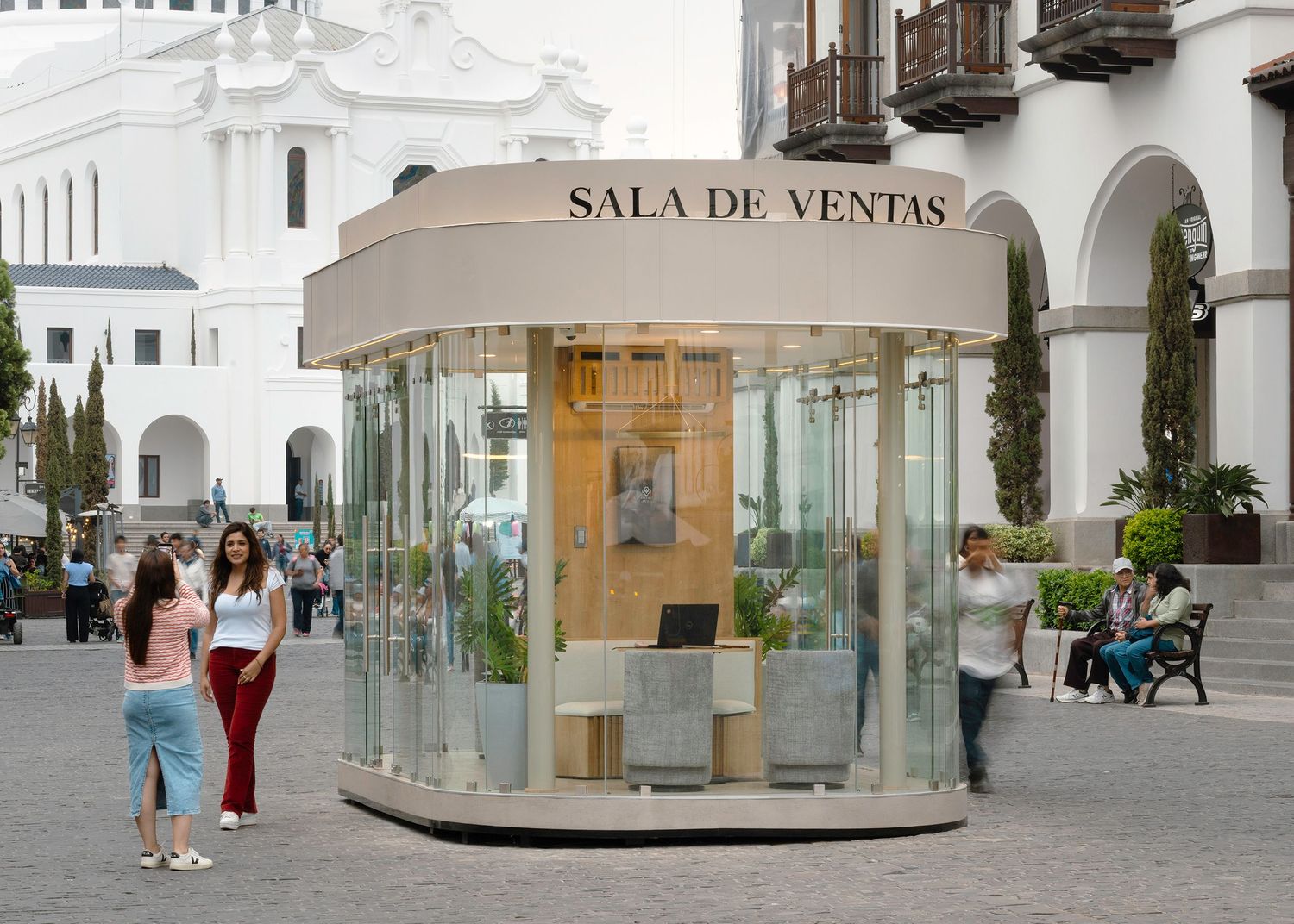 Fotografia de arquitectura en Guatemala. Arquitectura comercial. Fotografia comercial. Urbanismo. Bienes raices. Kiosko. Ventanas. Peatones.