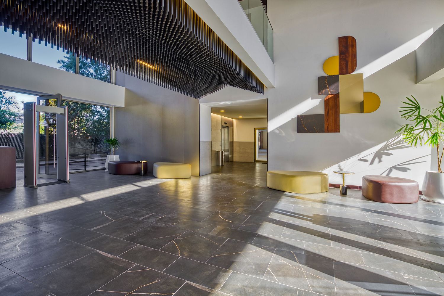 Fotografia de arquitectura en Guatemala. Arquitectura institucional. Fotografia comercial. Edificio. Vestibulo. Doble altura. Sala.
