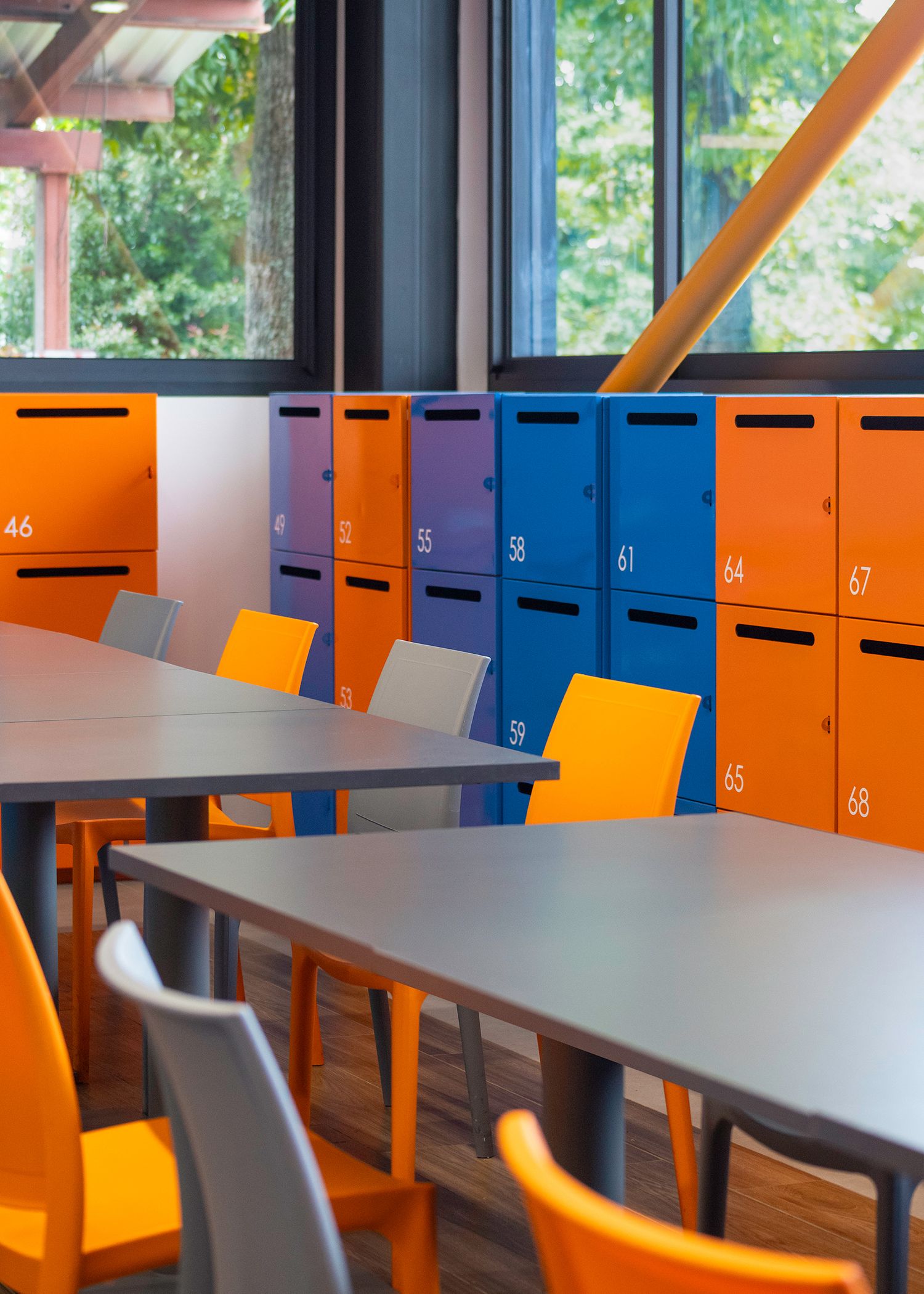 Fotografia de arquitectura en Guatemala. Arquitectura institucional. Fotografia comercial. Comedor. Mesas. Sillas. Lockers. Ventana.