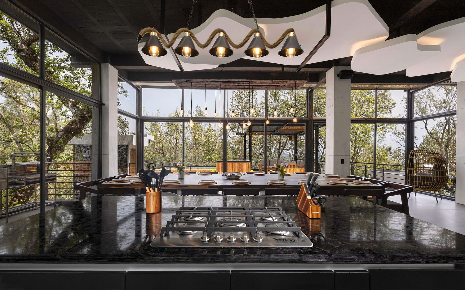 Fotografia de arquitectura. Arquitectura residencial. Fotografia comercial. Experiencia airbnb. Cocina. Comedor. Acabados. Vista al bosque.