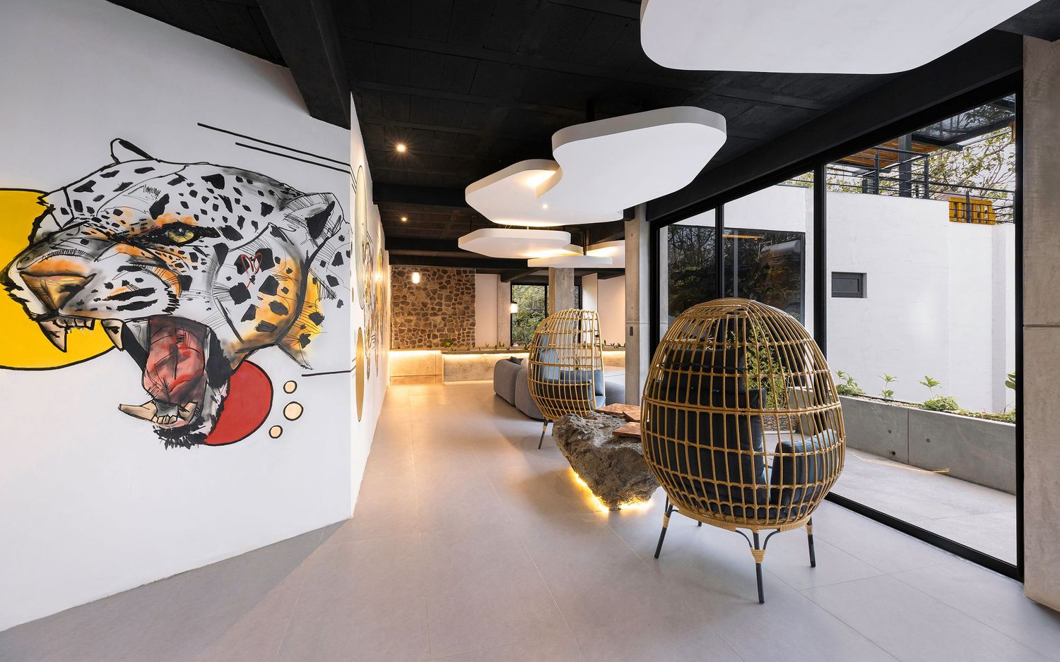 Fotografia de arquitectura. Arquitectura residencial. Fotografia comercial. Experiencia airbnb. Area social. Mural. Muebles. Balcon.