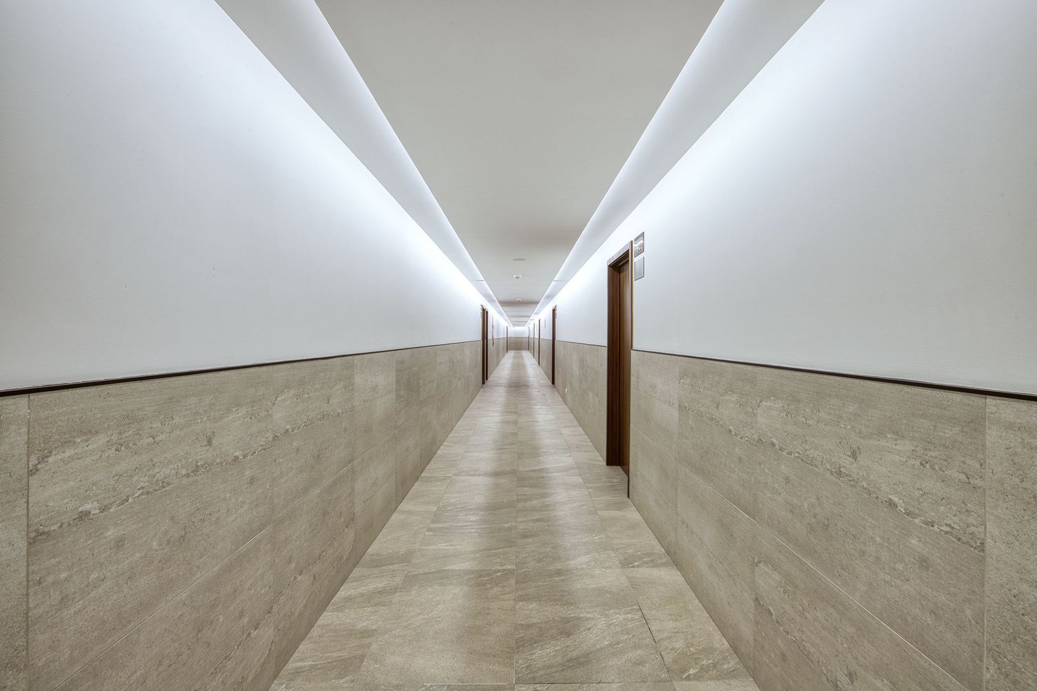Fotografia de arquitectura en Guatemala. Arquitectura institucional. Fotografia comercial. Edificio. Pasillo. Iluminacion artificial.