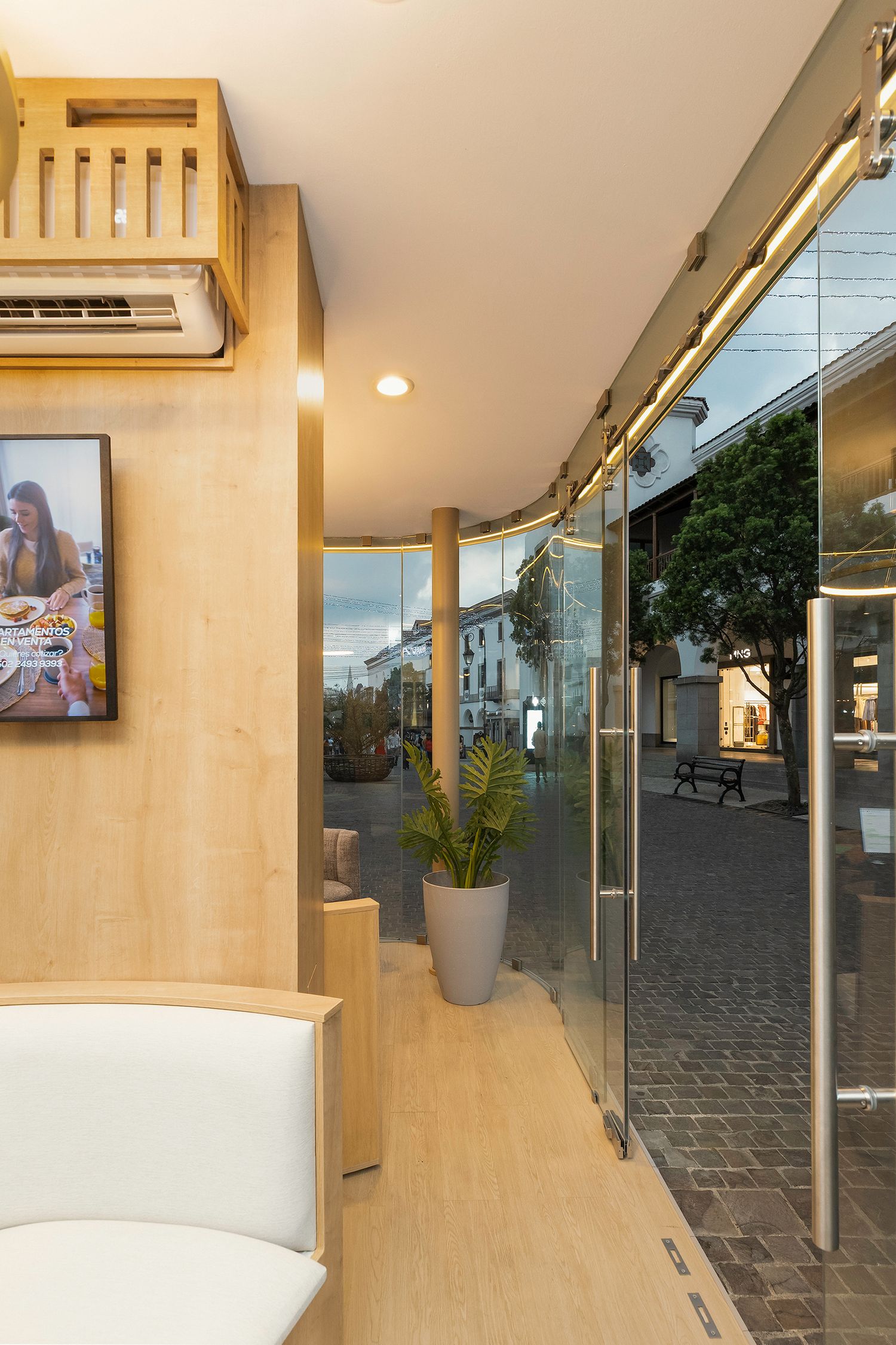 Fotografia de arquitectura en Guatemala. Arquitectura comercial. Fotografia comercial. Urbanismo. Bienes raices. Kiosko. Acabados. Muebles.