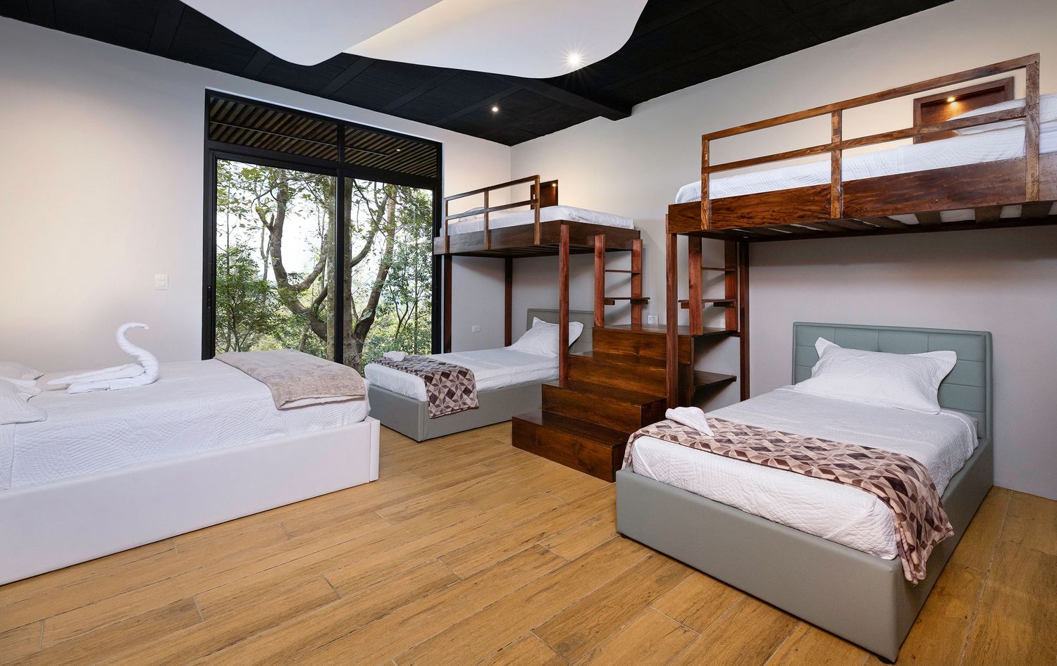 Fotografia de arquitectura. Arquitectura residencial. Fotografia comercial. Experiencia airbnb. Dormitorio. Muebles de madera. Acabados.