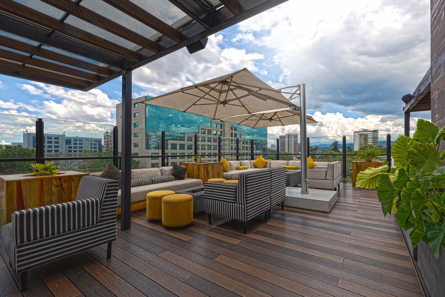 Fotografía y video de arquitectura en Guatemala para comercial, rooftop, eventos, diseño de interiores y mobiliario.