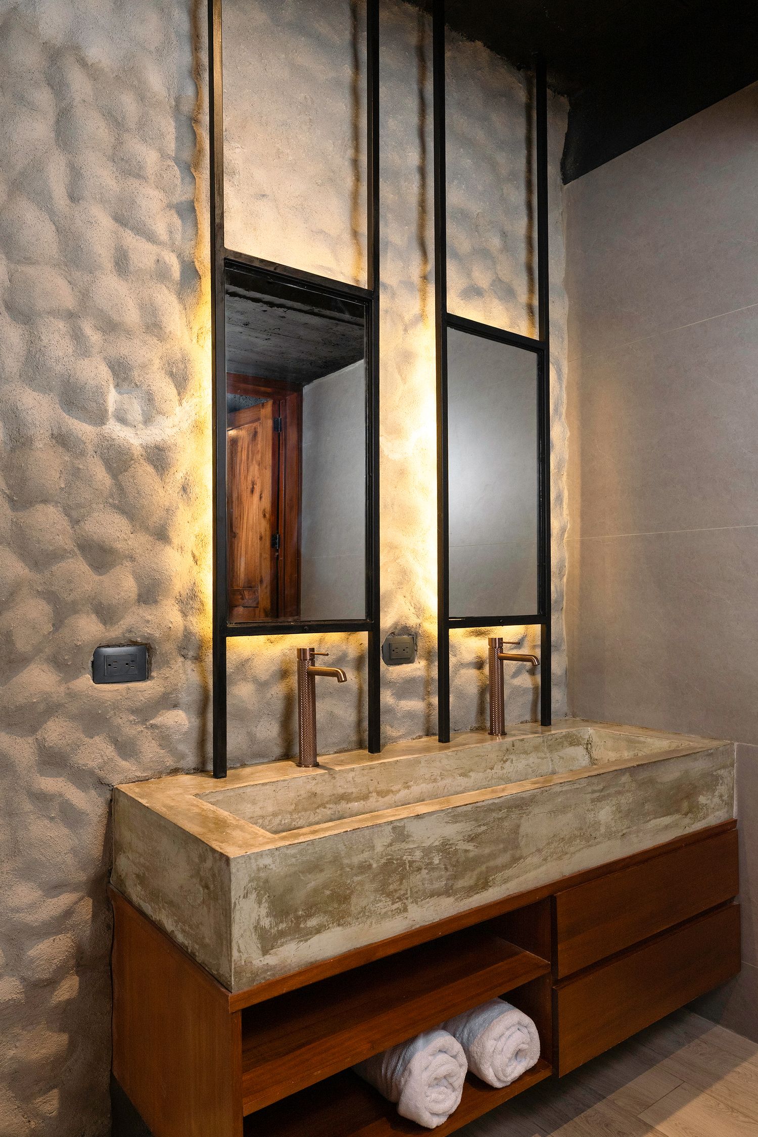 Fotografia de arquitectura. Arquitectura residencial. Fotografia comercial. Experiencia airbnb. Lavamanos. Espejos. Acabados.