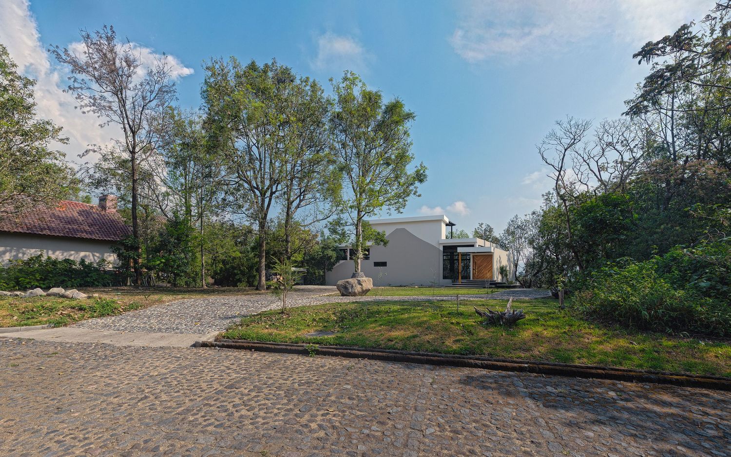 Fotografia de arquitectura. Arquitectura residencial. Fotografia comercial. Experiencia airbnb. Fachada frontal. Drop off. Mural.