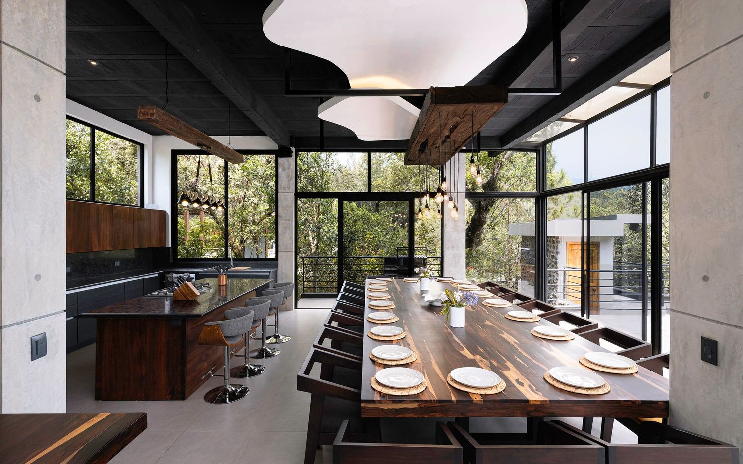 Fotografia de arquitectura. Arquitectura residencial. Fotografia comercial. Experiencia airbnb. Comedor. Muebles de madera. Cielo falso.