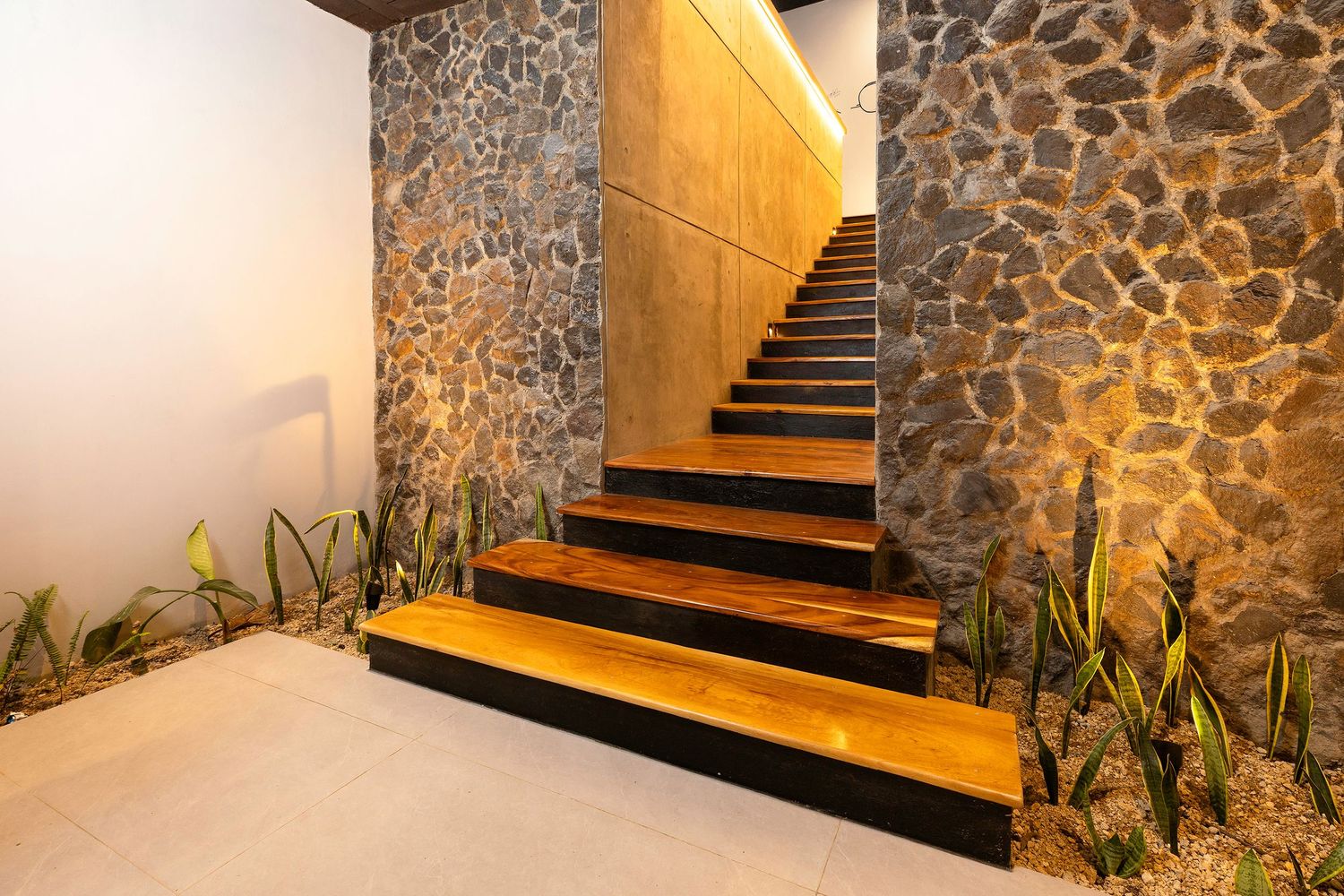 Fotografia de arquitectura. Arquitectura residencial. Fotografia comercial. Experiencia airbnb. Gradas. Jardineras. Acabados de piedra.