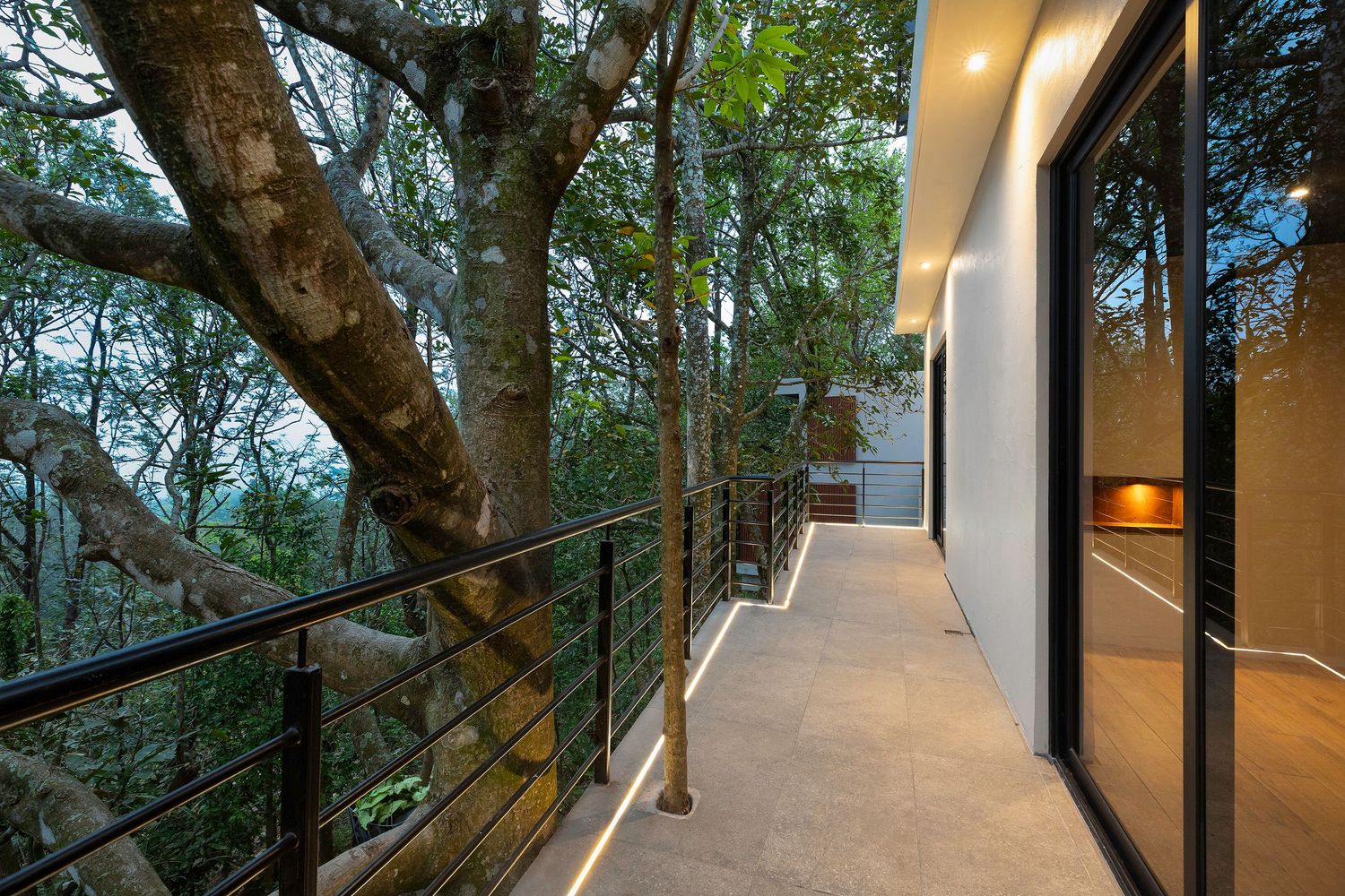 Fotografia de arquitectura. Arquitectura residencial. Fotografia comercial. Experiencia airbnb. Fotografia nocturna. Balcon. Bosque.