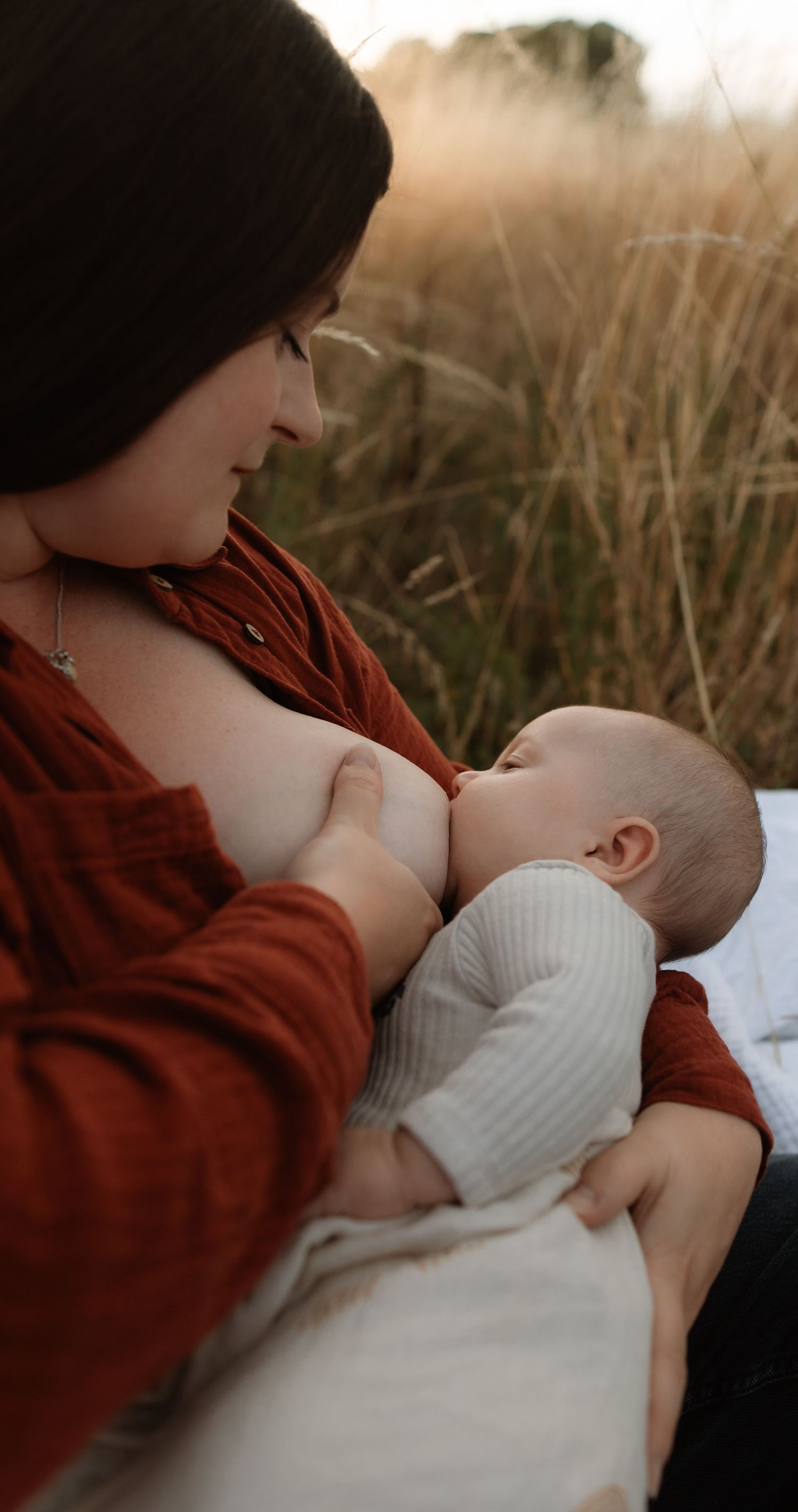 Oxfordshire breastfeeding photographer