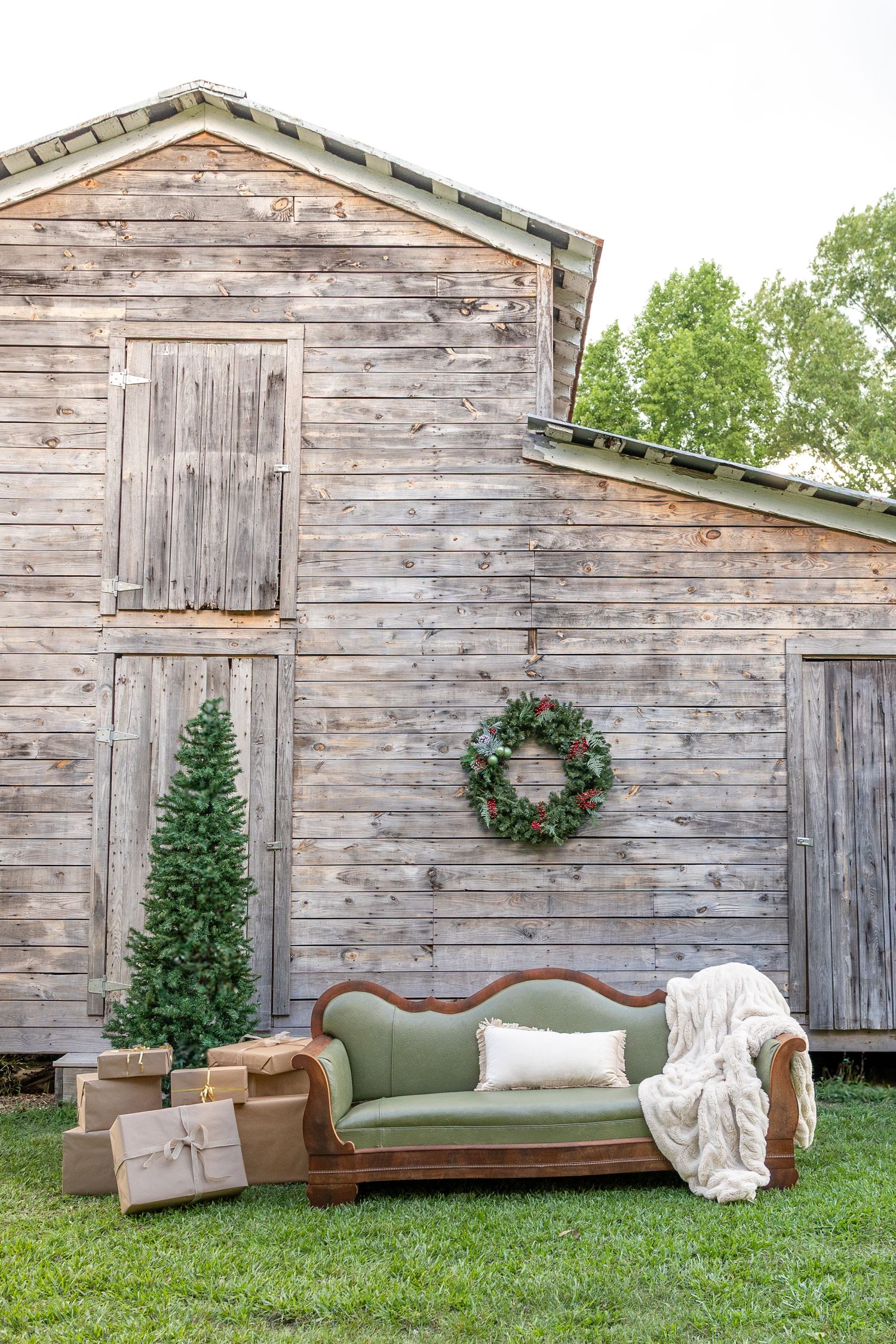 Rustic wooden barn with vintage green sofa, Christmas mini session in Clayton, NC booking for 2026.