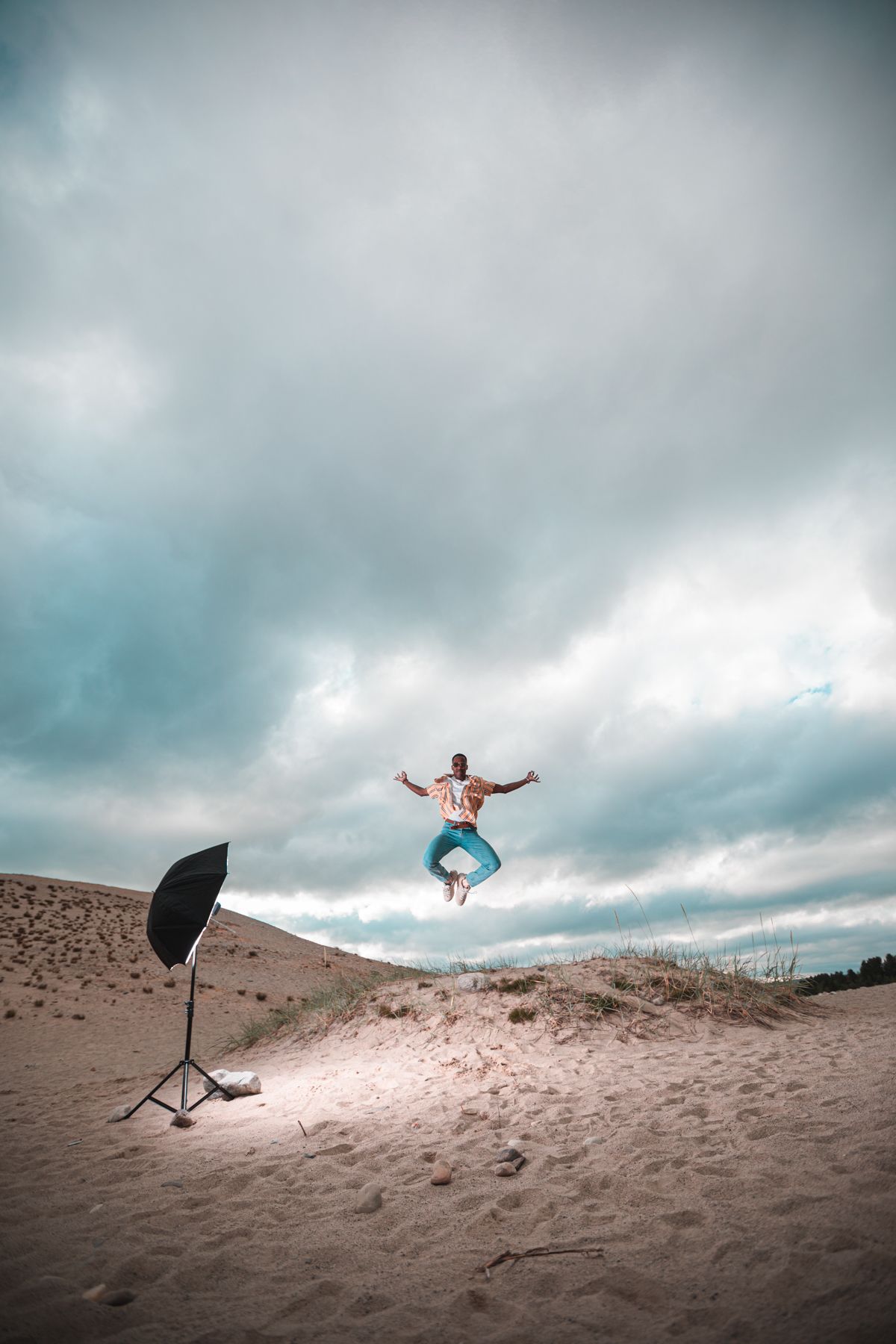 Kreativt portrettfoto på strand med studioblits, fotografert av Fnikke Media