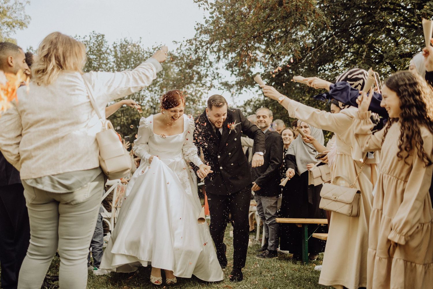 Photographe mariage Auvergne Rhône-Alpes – moments festifs avec les mariés et invités à La Grange à Jules en Savoie.