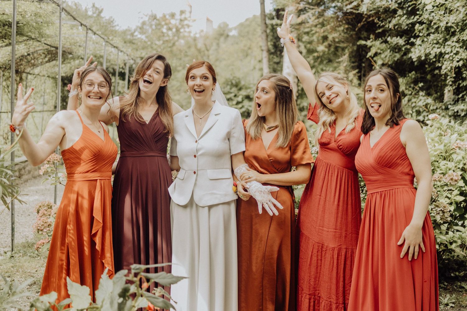 Photographe mariage Auvergne Rhône-Alpes – moments festifs avec les mariés et invités à La Grange à Jules en Savoie.