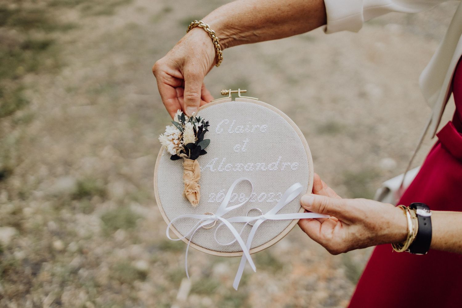 Photographe mariage Auvergne Rhône-Alpes – détails créatifs de mariage avec cerceaux à broder délicatement décorés.