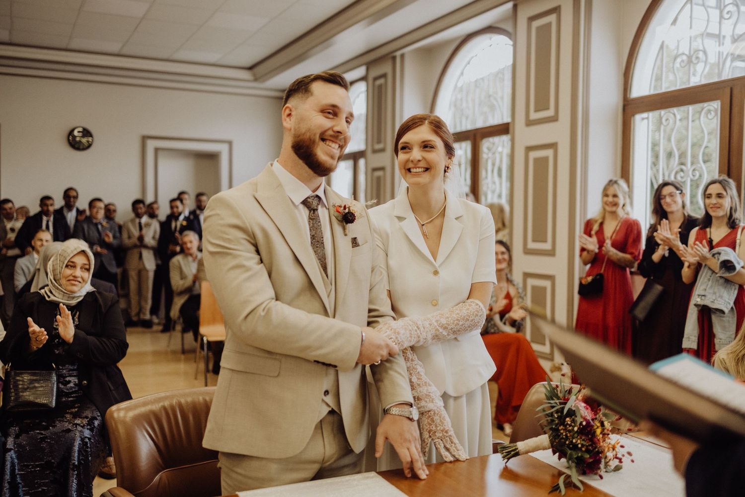 Photographe mariage Auvergne Rhône-Alpes – moments festifs avec les mariés et invités à la mairie de Scionzier en Savoie.