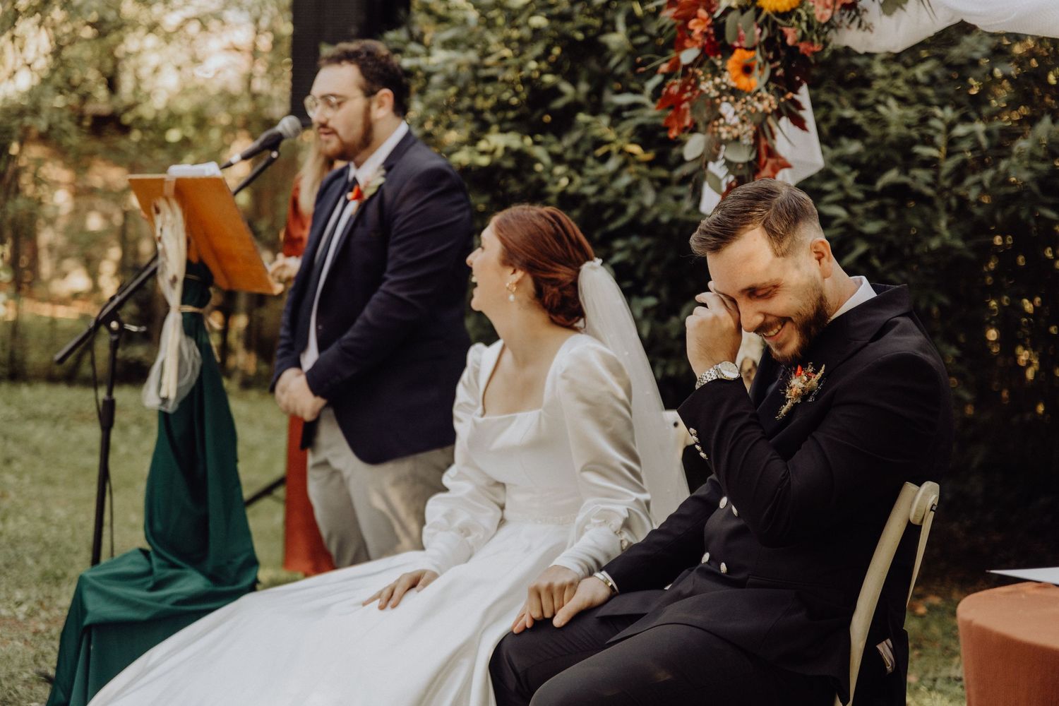 Photographe mariage Auvergne Rhône-Alpes – moments festifs avec les mariés et invités à La Grange à Jules en Savoie.
