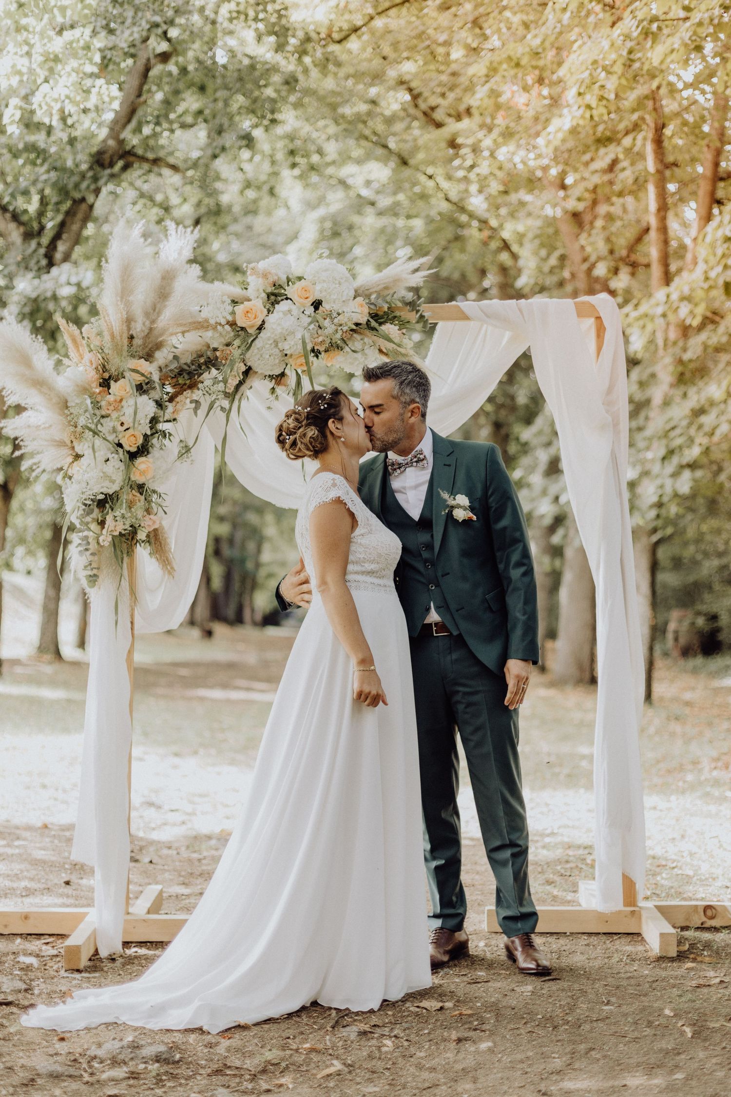 Photographe mariage Auvergne – images complices et élégantes des jeunes mariés.